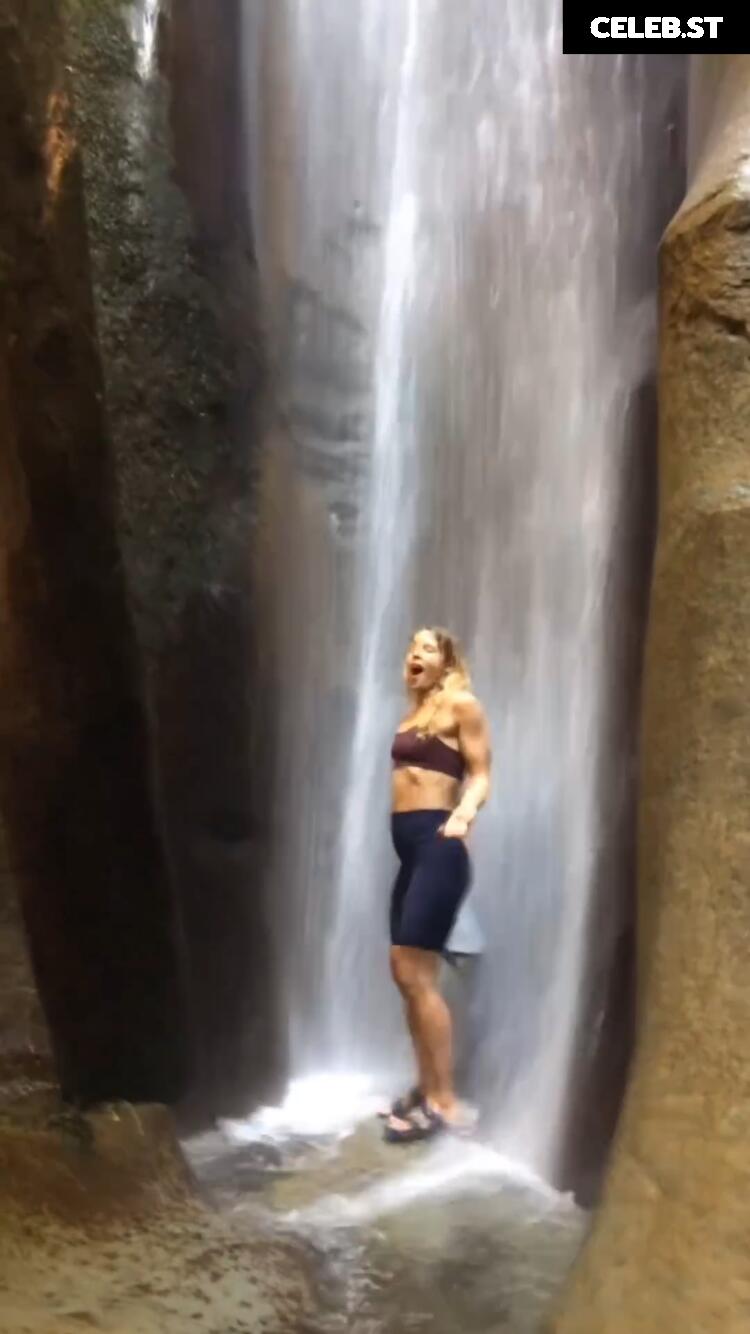 Emily Bett Rickards Image 1765499