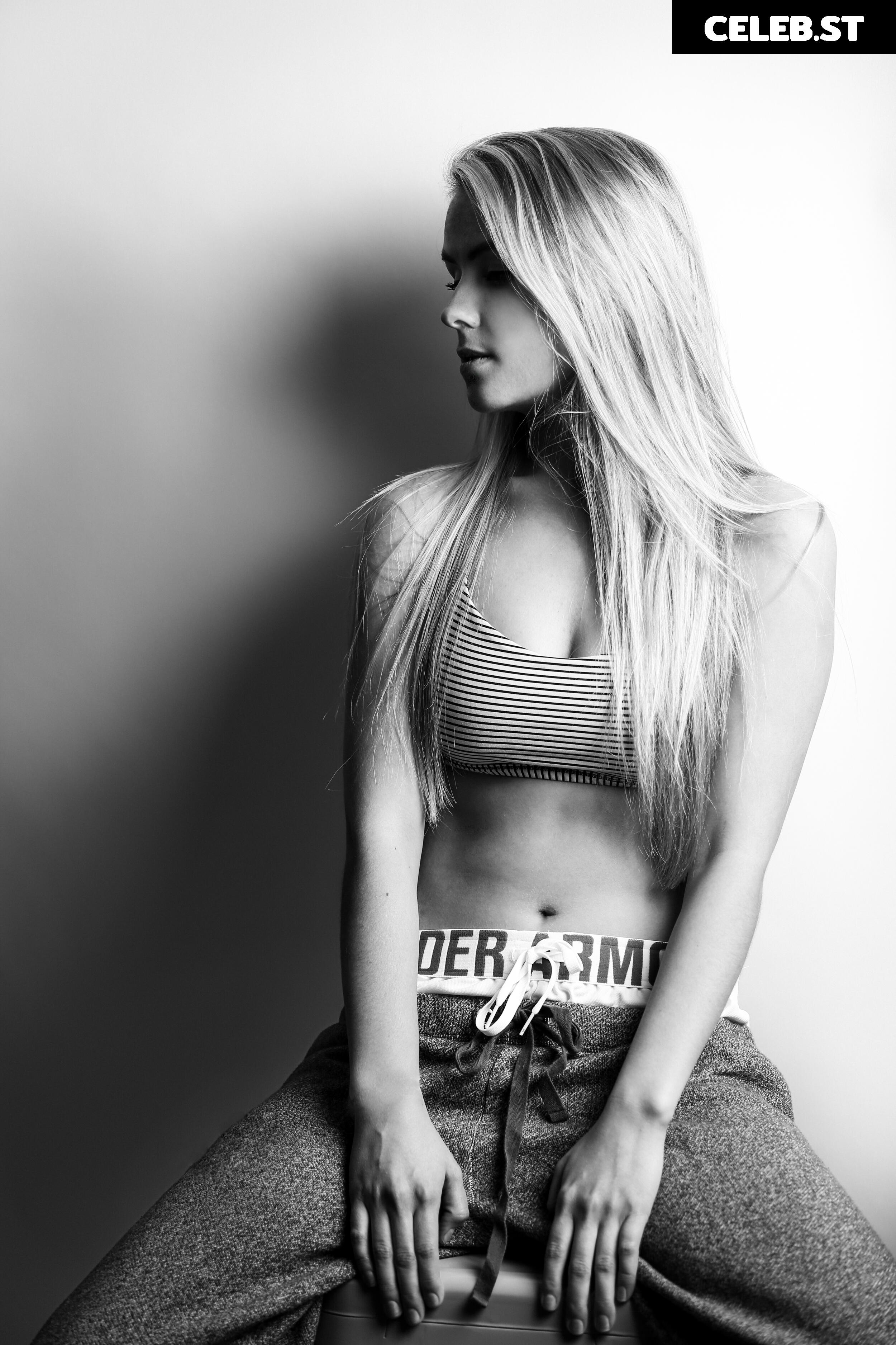 Emily Bett Rickards Image 1765602