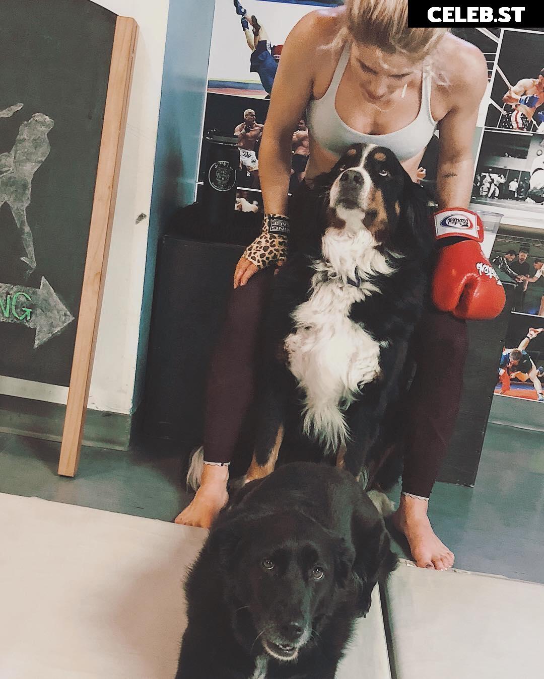 Emily Bett Rickards Image 1765151