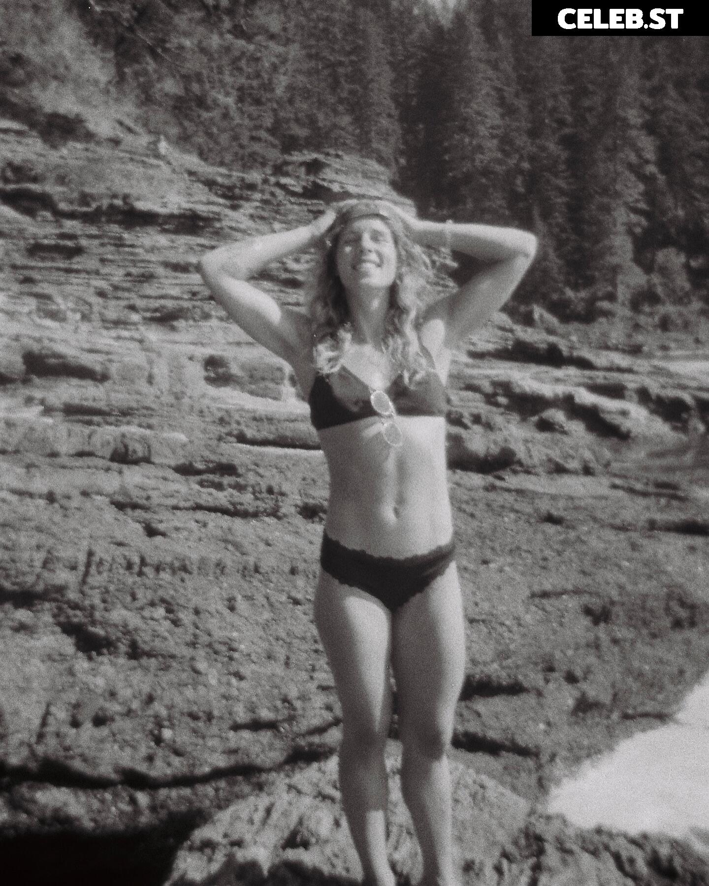 Emily Bett Rickards Image 1765005