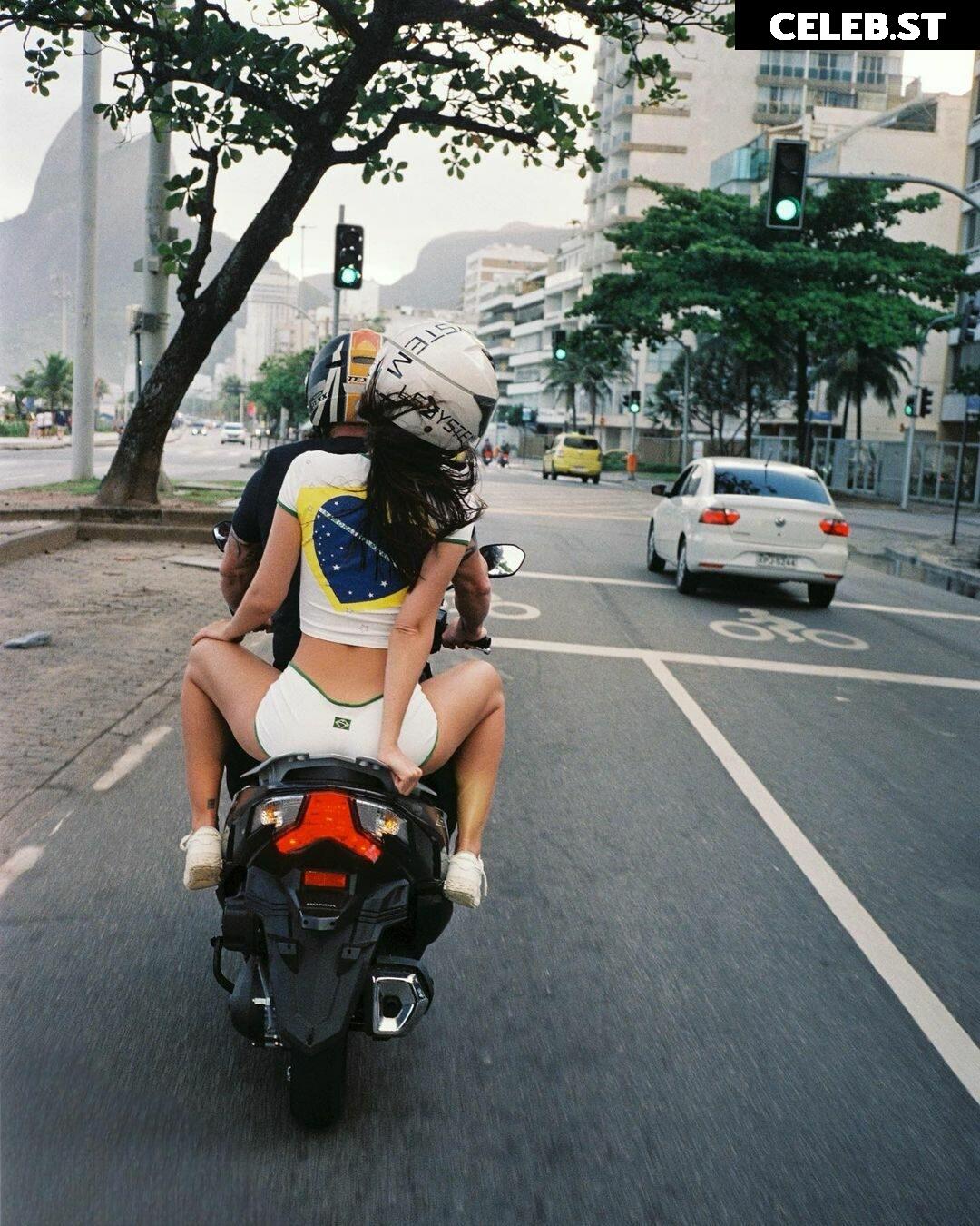 Emily Ratajkowski Image 1751578