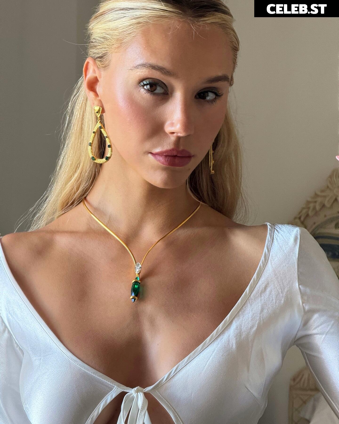 Alexis Ren Image 1751333