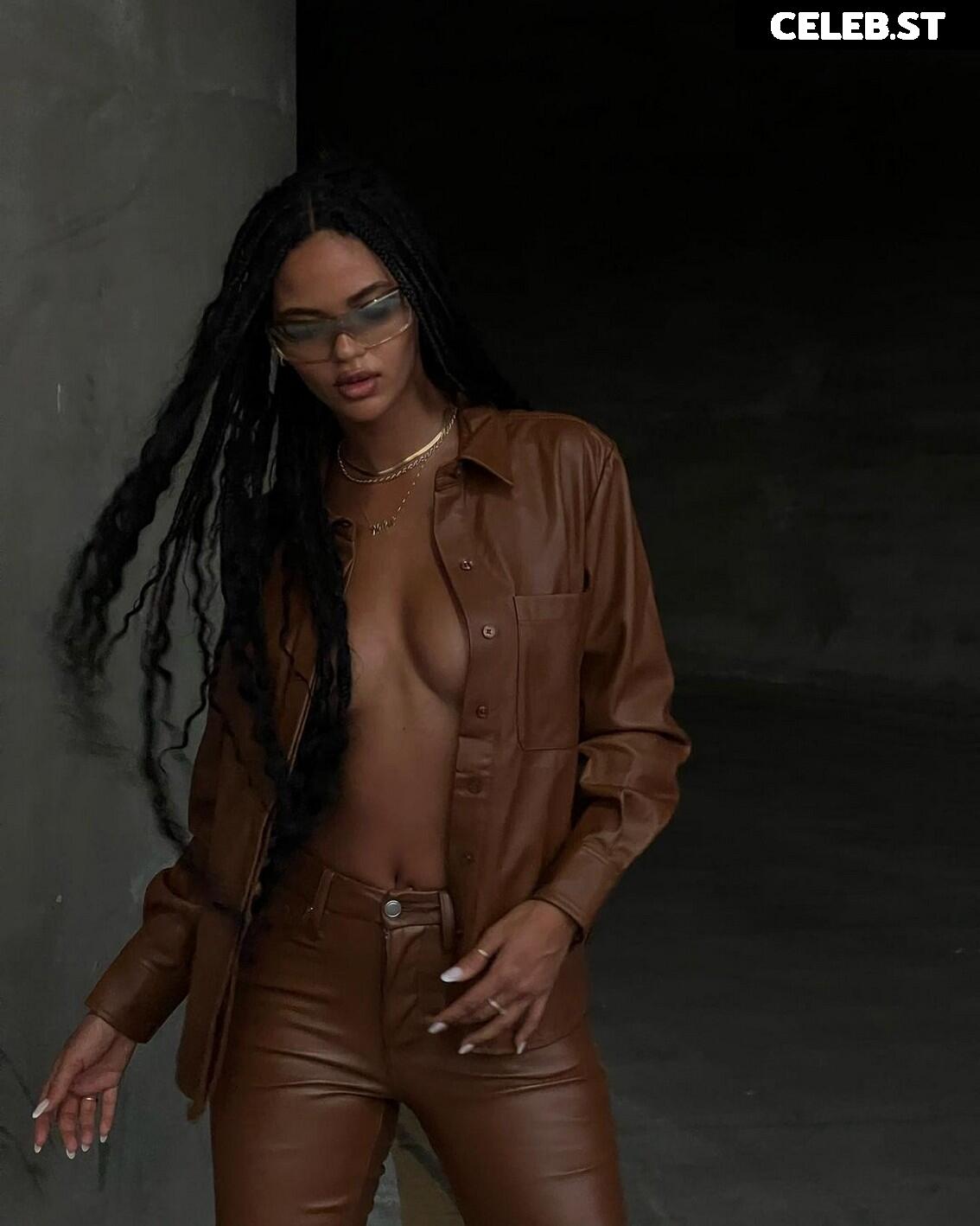 Juliana Nalu Image 1750700