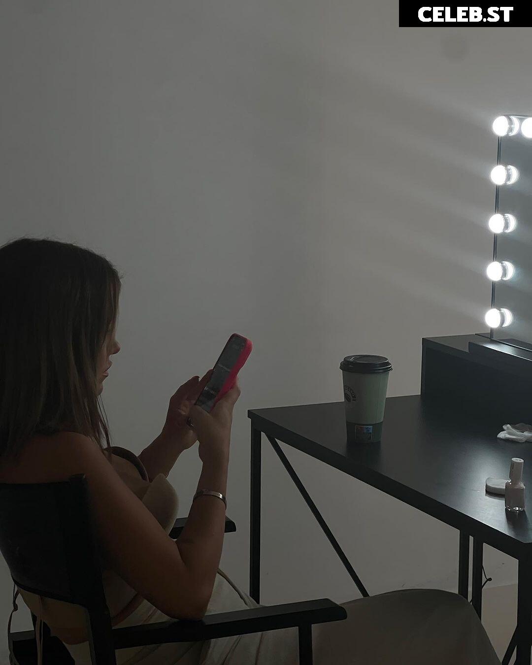 Kim Gloss Image 1759412