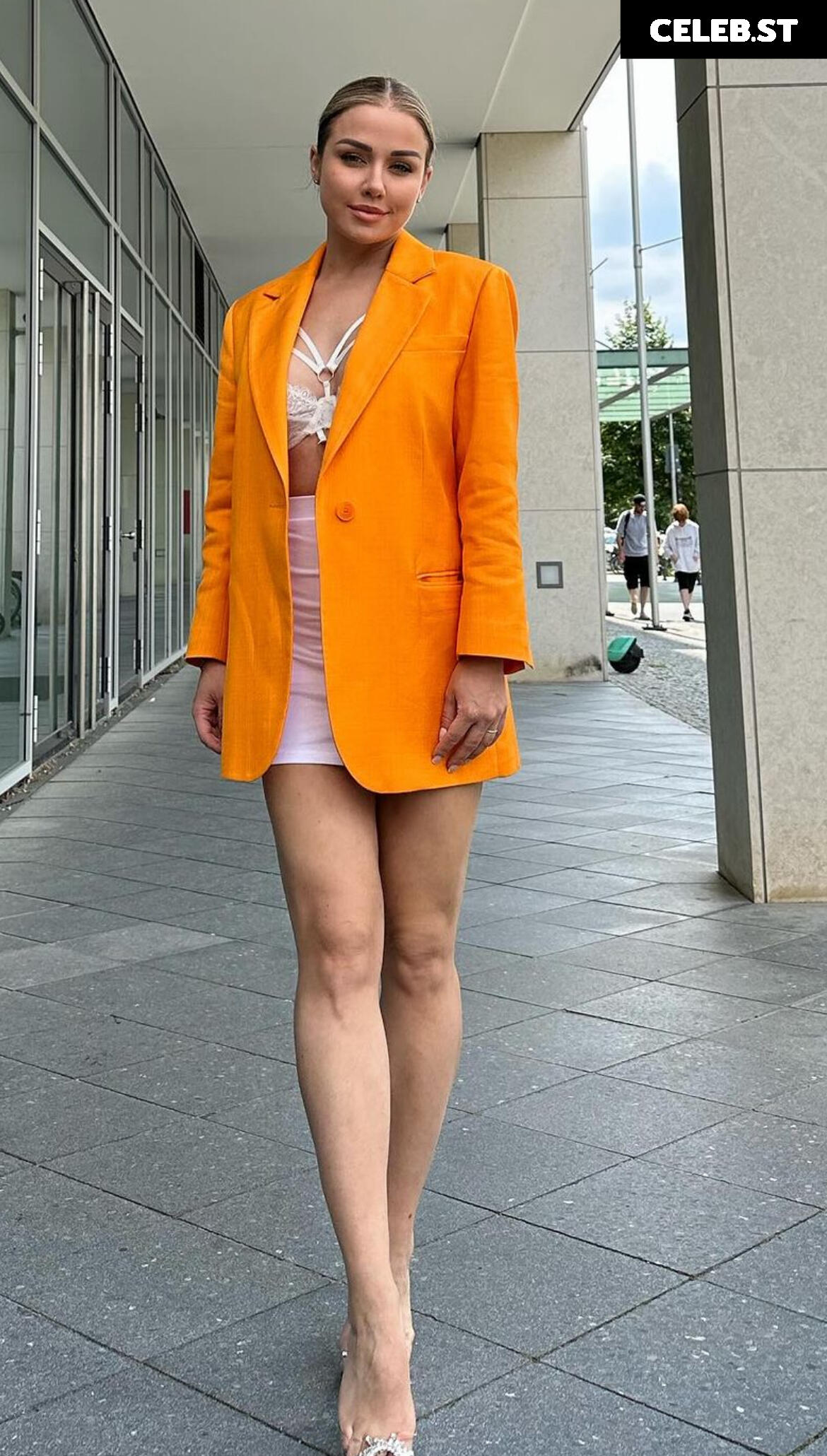 Kim Gloss Image 1759652