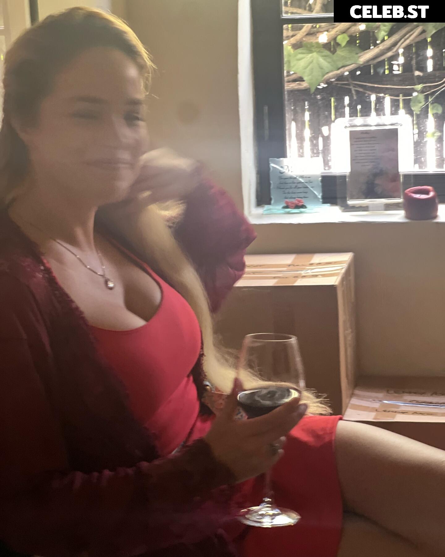 Alexis Knapp Image 1758824