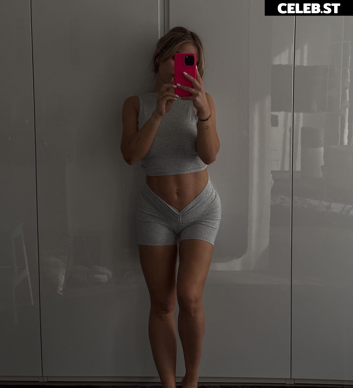 Kim Gloss Image 1758413