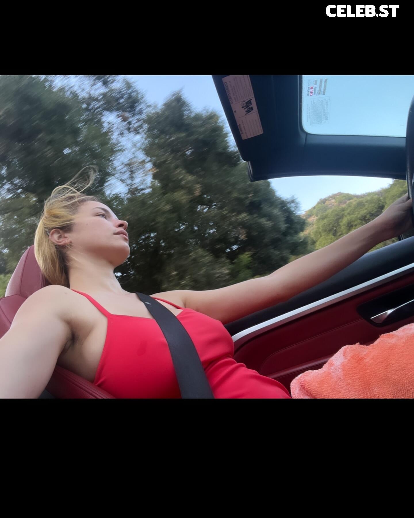 Alexis Knapp Image 1758675