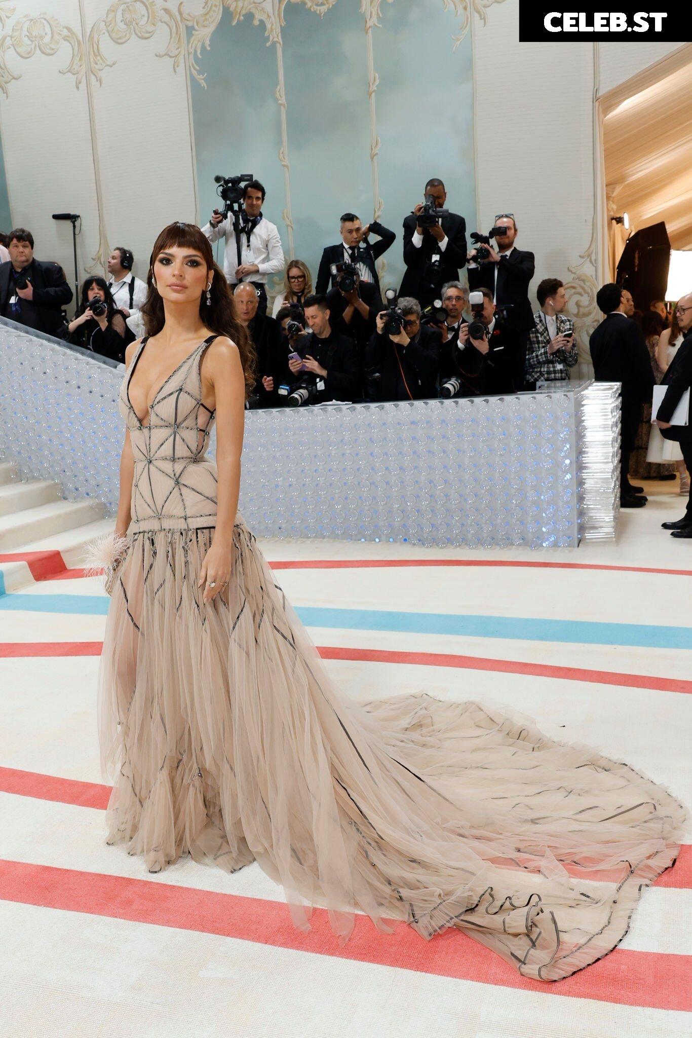 Emily Ratajkowski Image 1744604