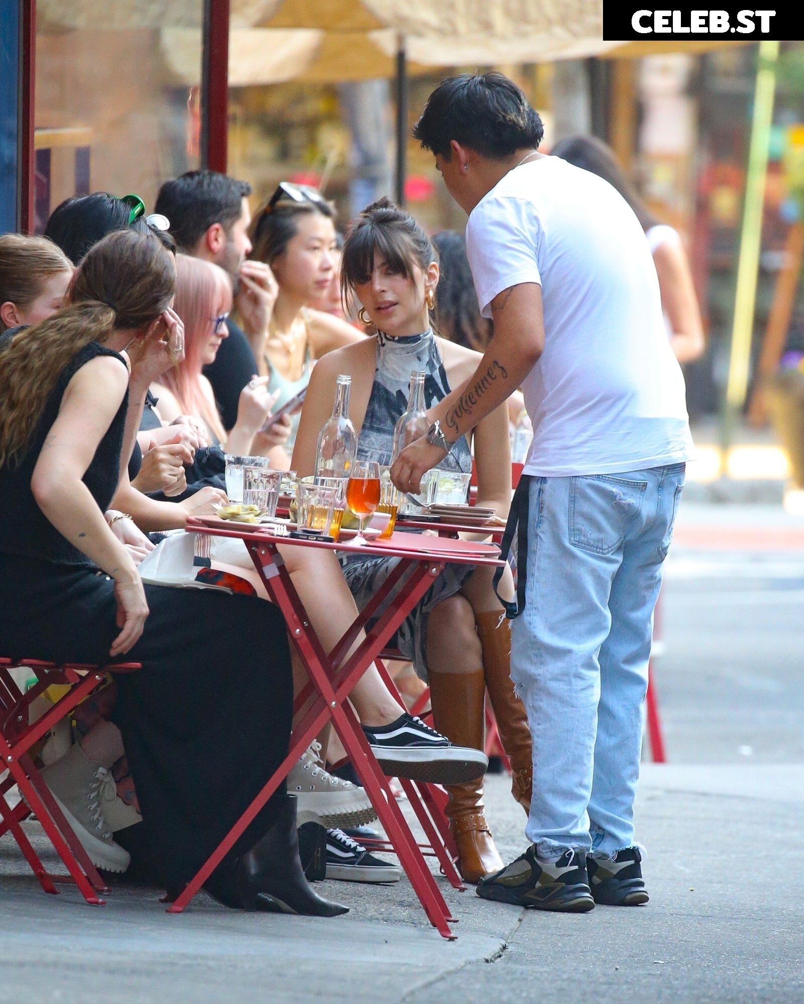 Emily Ratajkowski Image 1741025