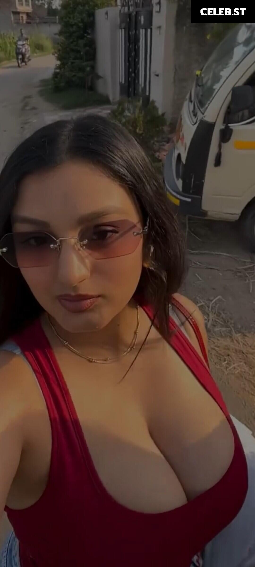 @_ayushaaaa__ / Ayusha Image 10808869