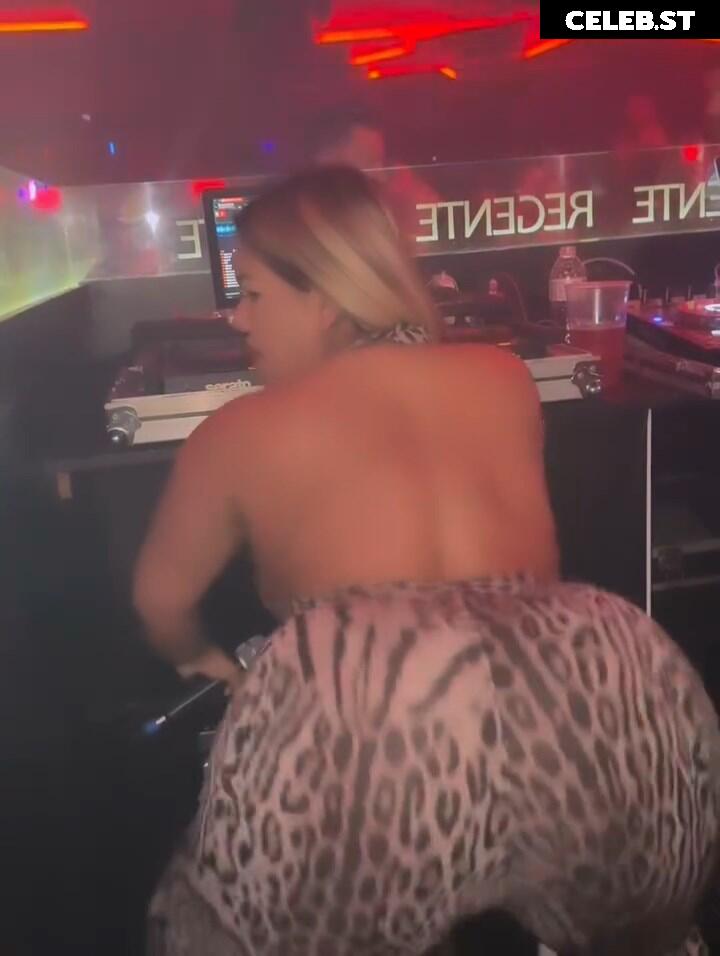 Mulher filé / Yani de Simone Image 10801234