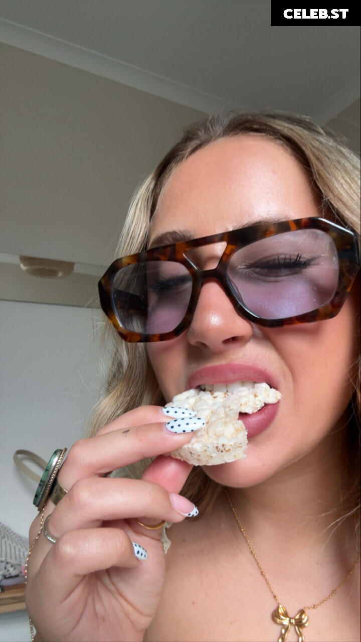 Ava Kolker Image 10789385