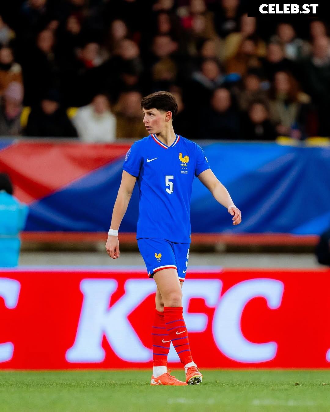 Female football/soccer players Image 10789378