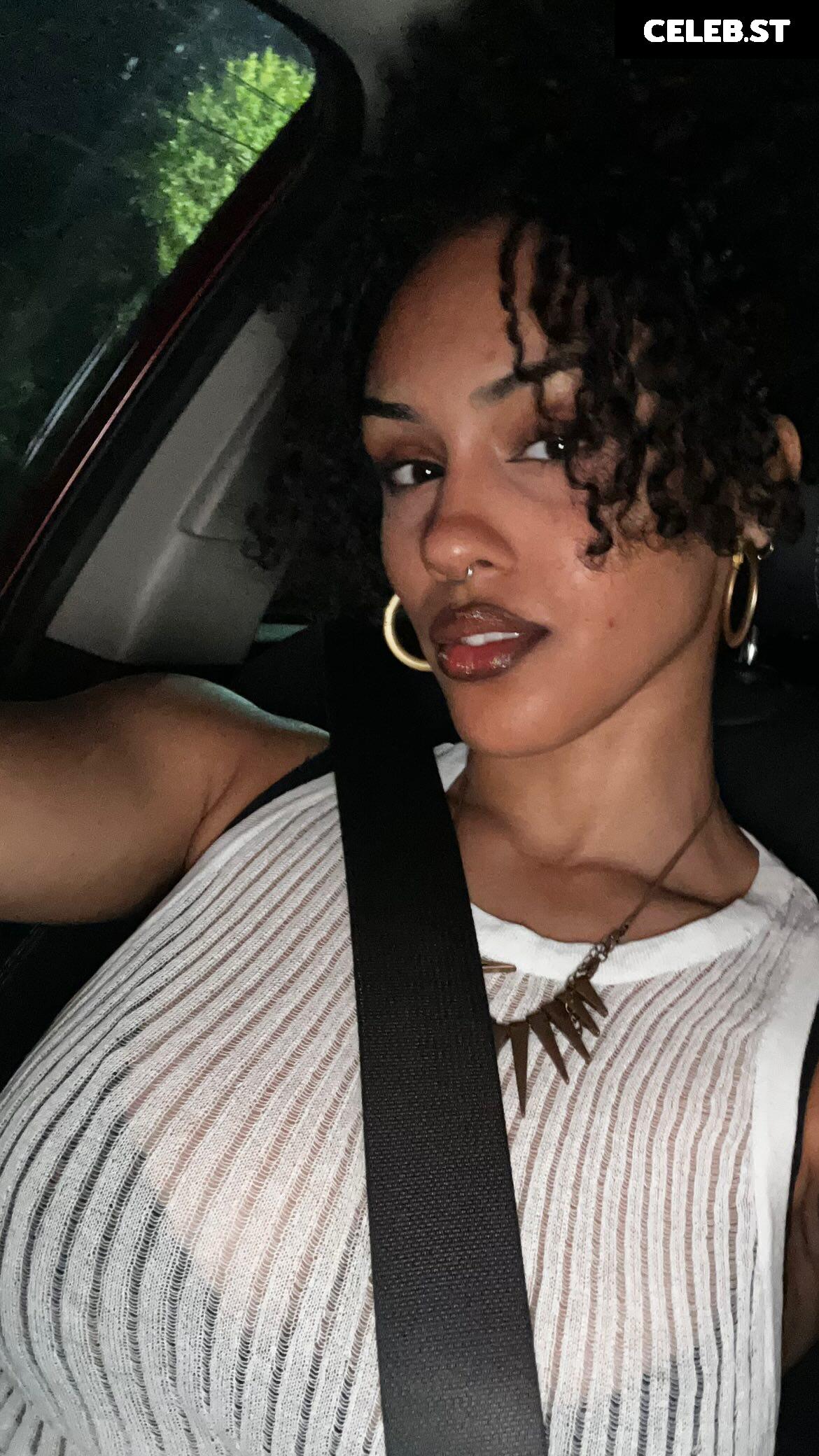 Aaliyeezy Image 10661923