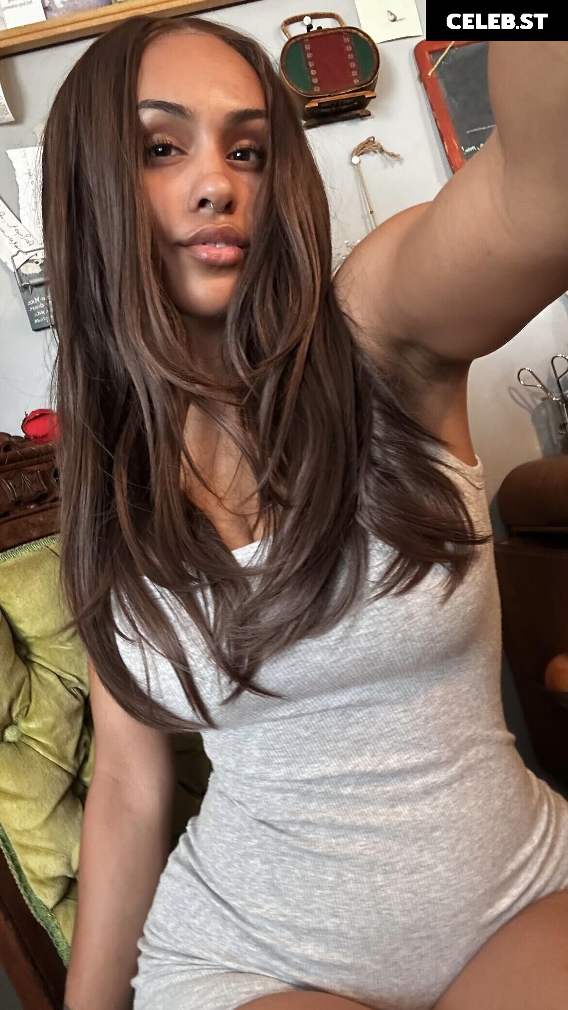 Aaliyeezy Image 10661922