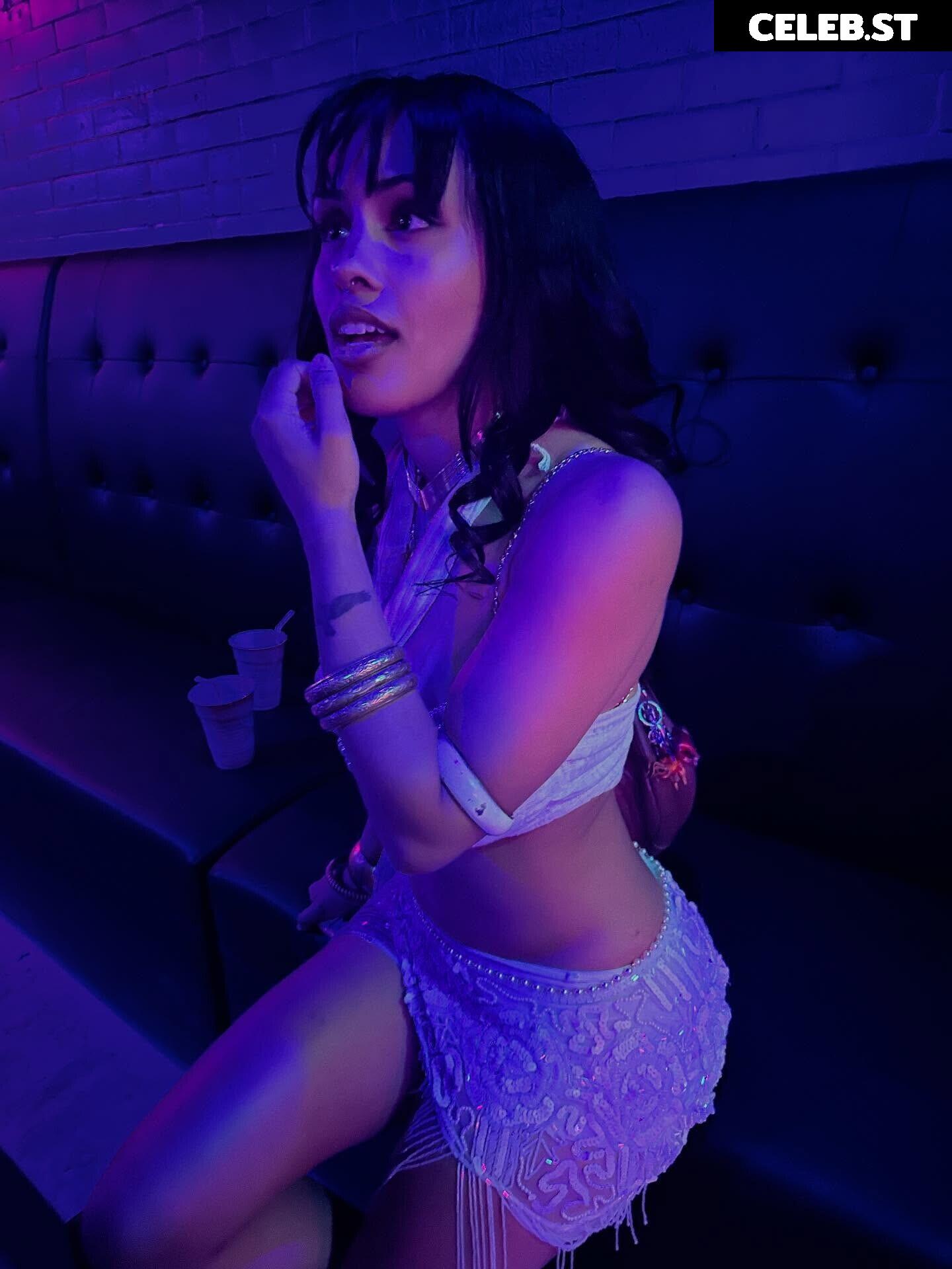Aaliyeezy Image 10661937