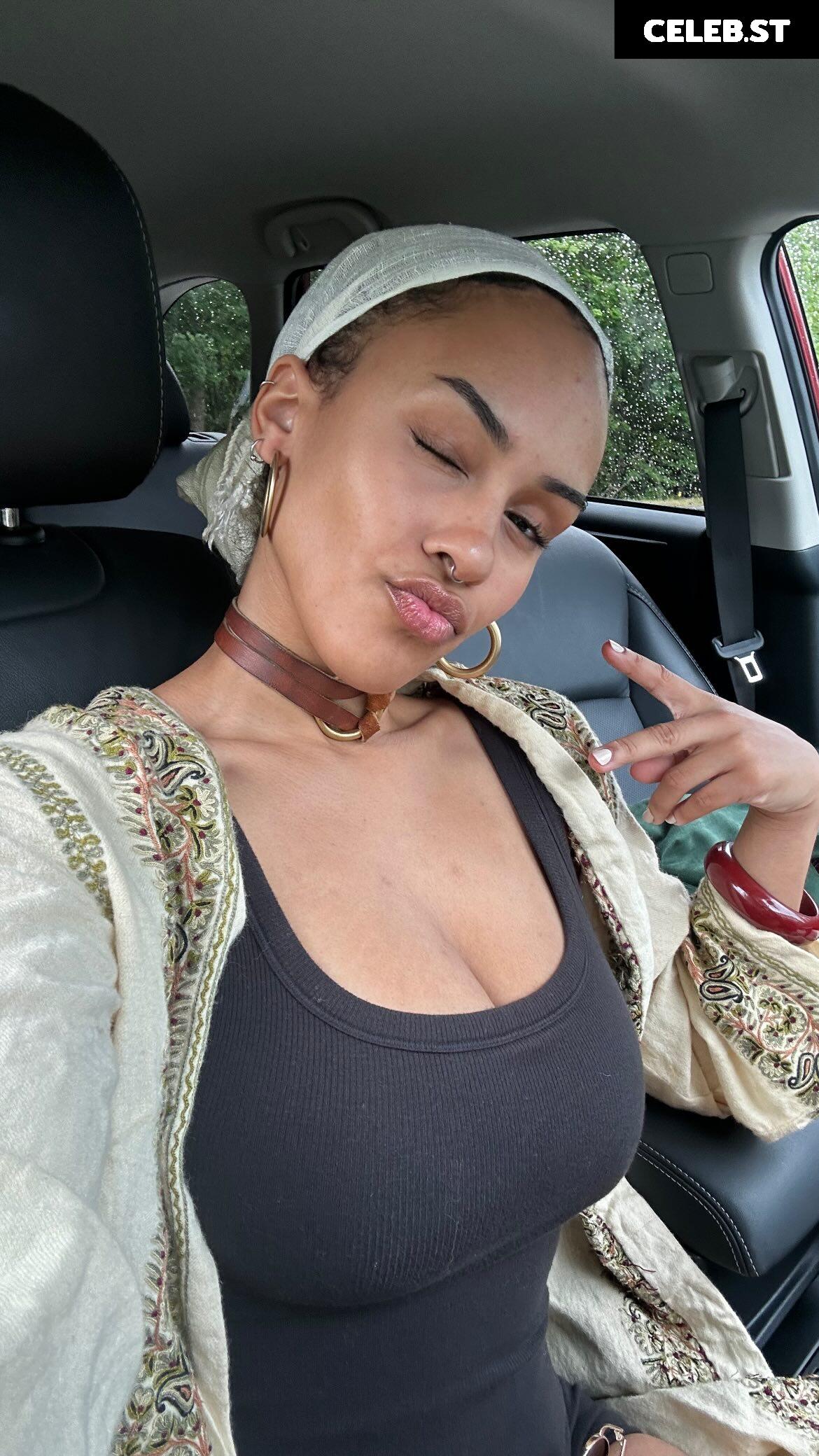Aaliyeezy Image 10661935