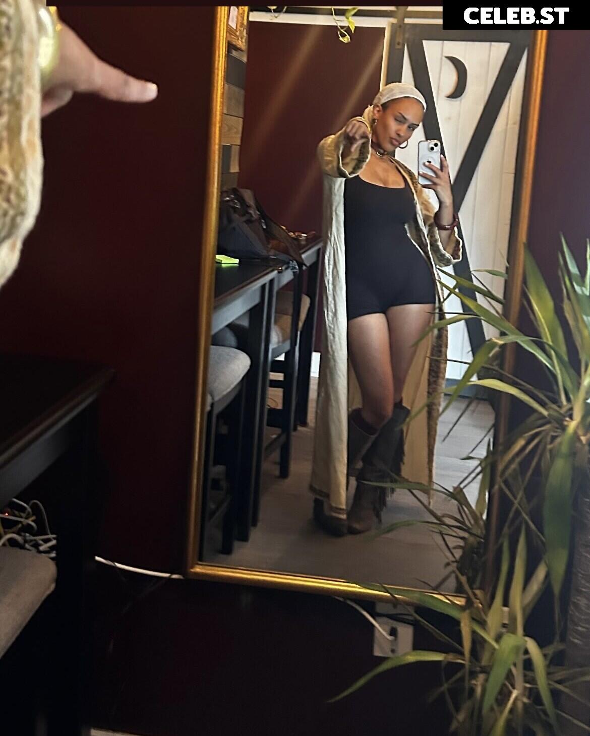 Aaliyeezy Image 10661938