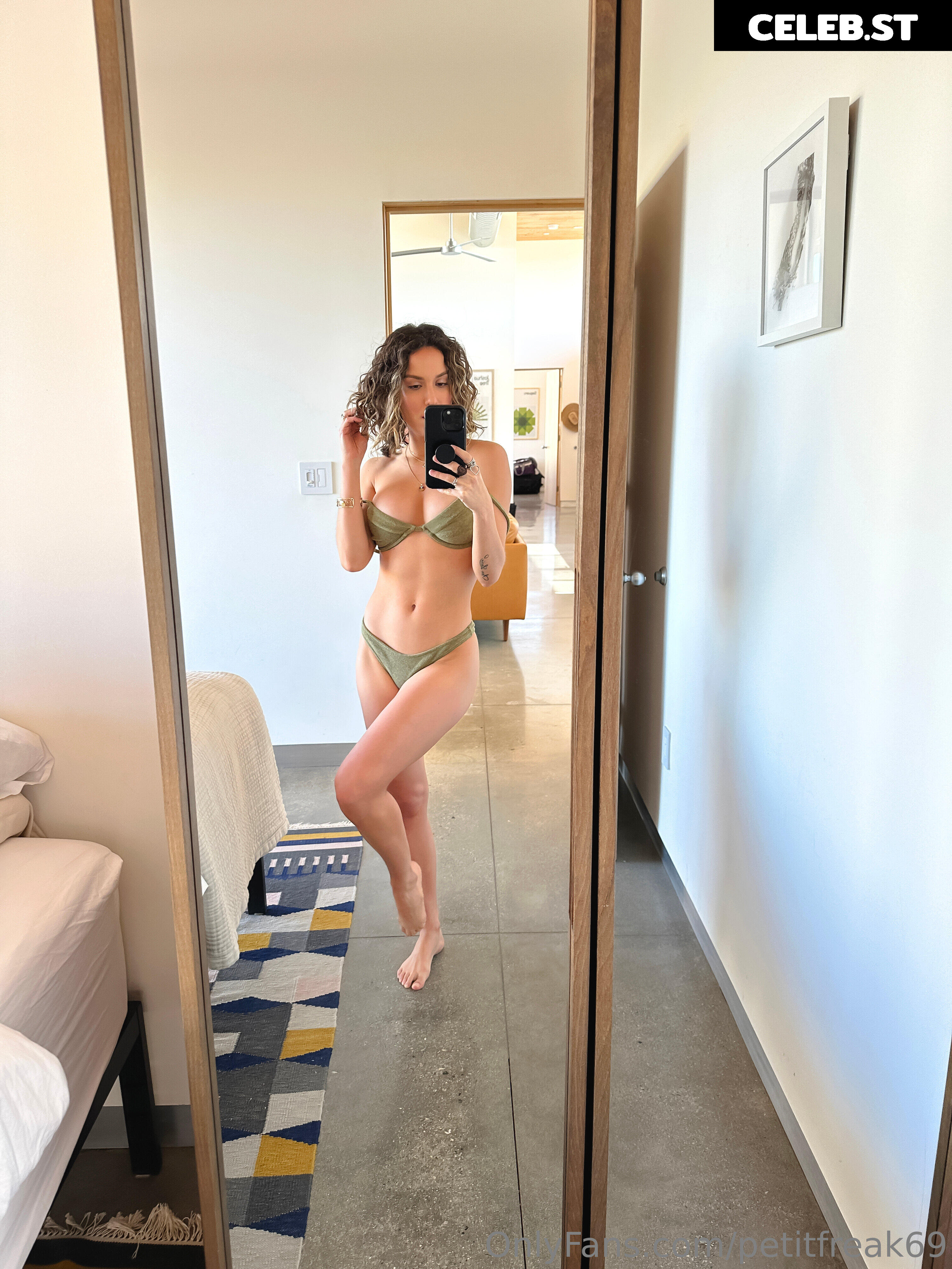 Petitfreak69b Image 10648158