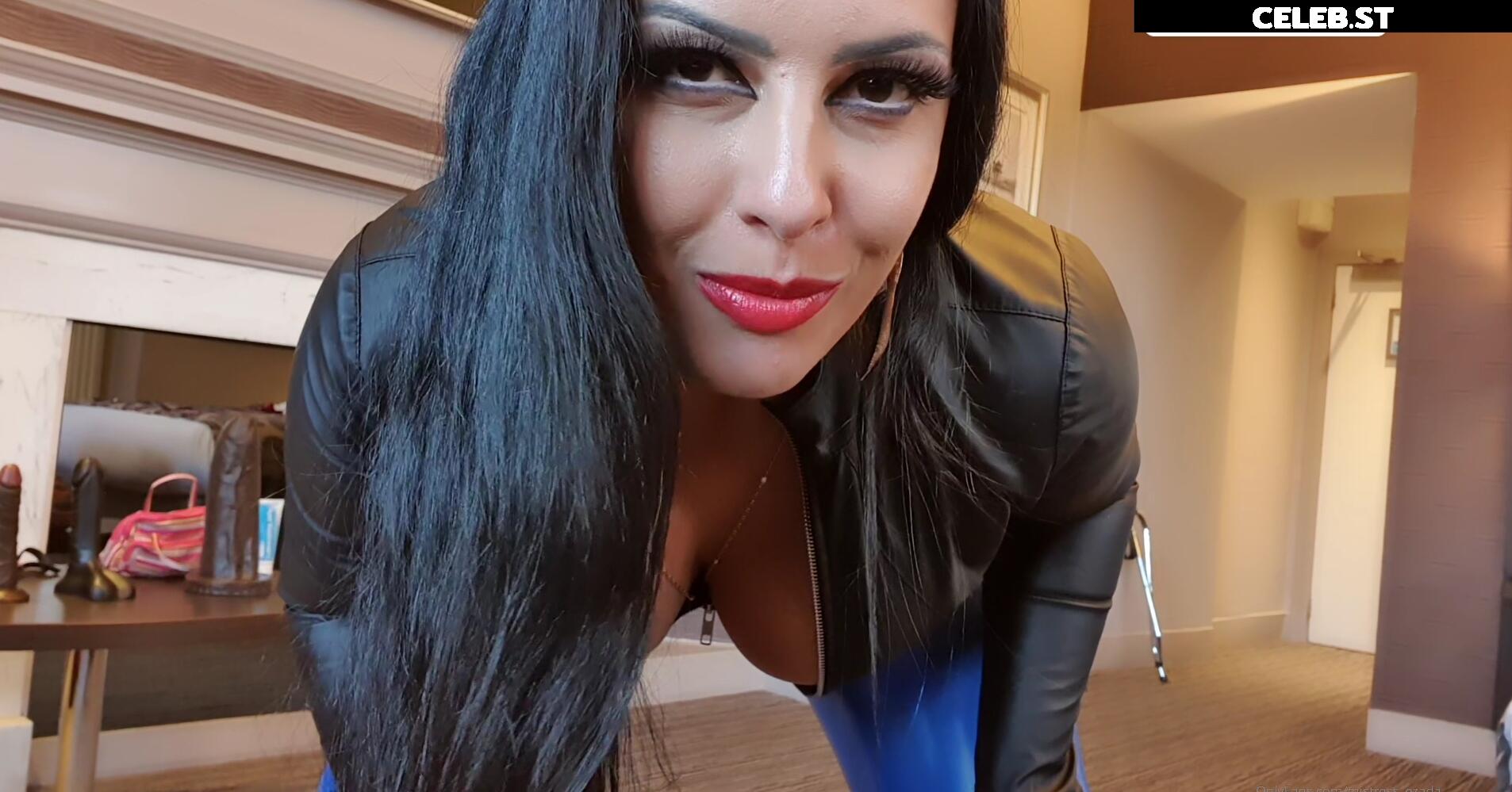 Ezada Sinn / ezada Image 10640532