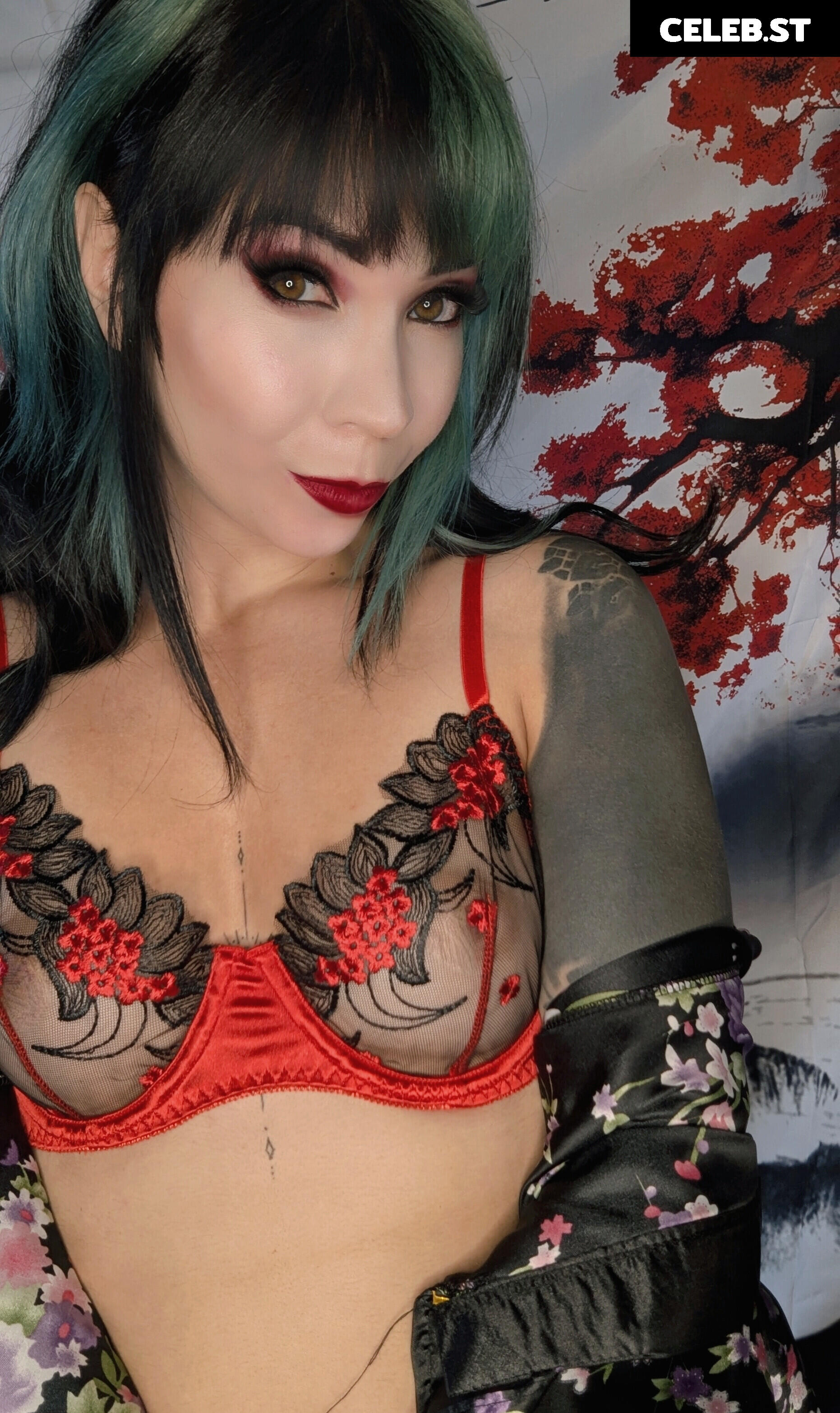 Chloe Drinkwater (Skarlett Riot Singer) Image 10617685