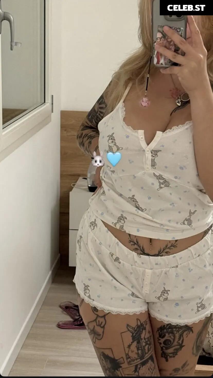 ainely / ainely32 [Busty Italian] Image 10612257