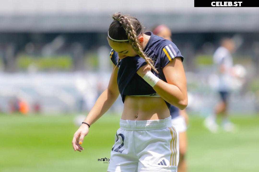 Female football/soccer players Image 10620622