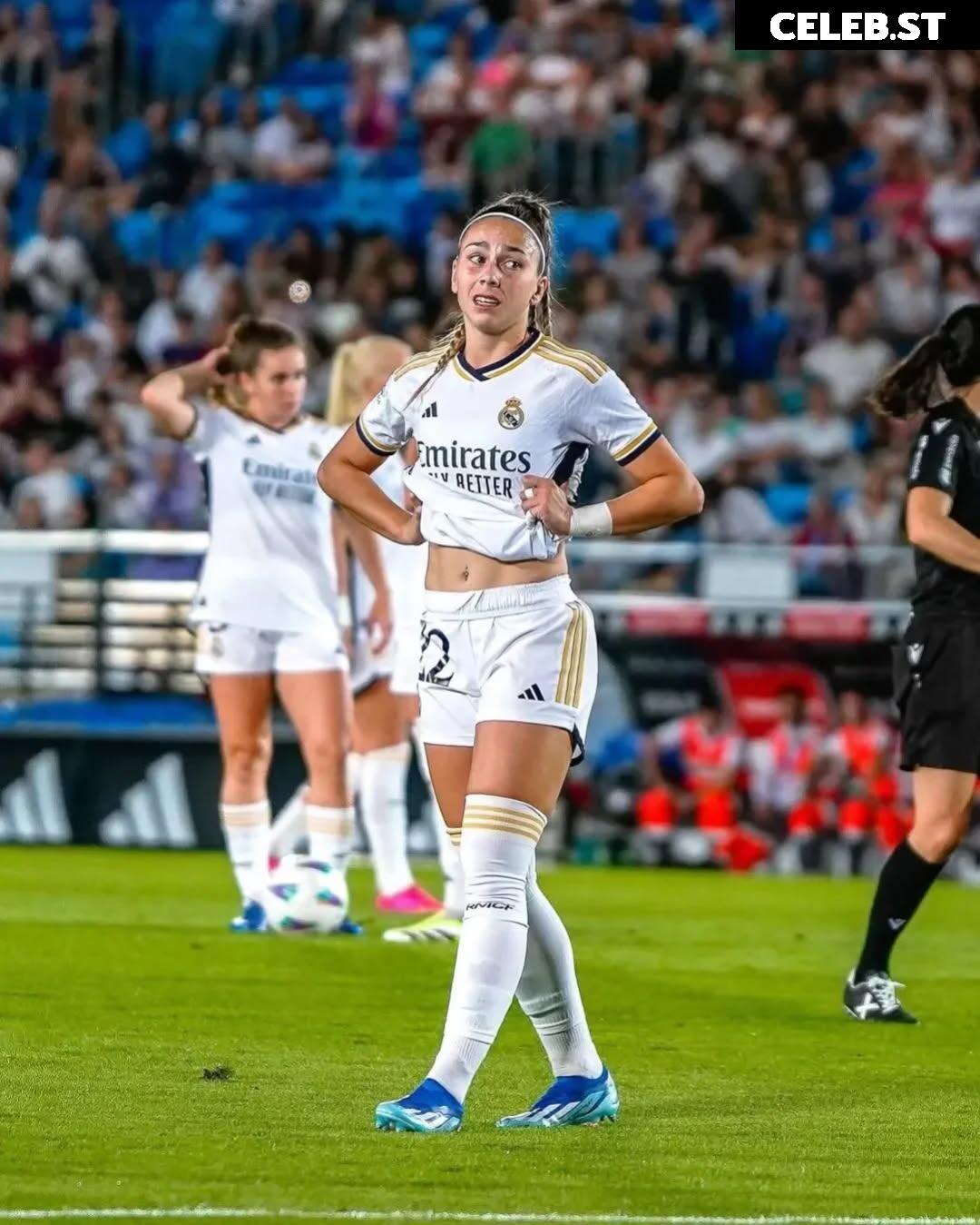 Female football/soccer players Image 10620618