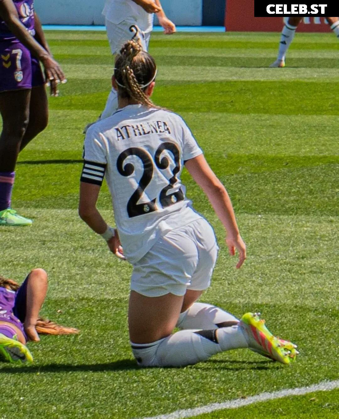 Female football/soccer players Image 10620636