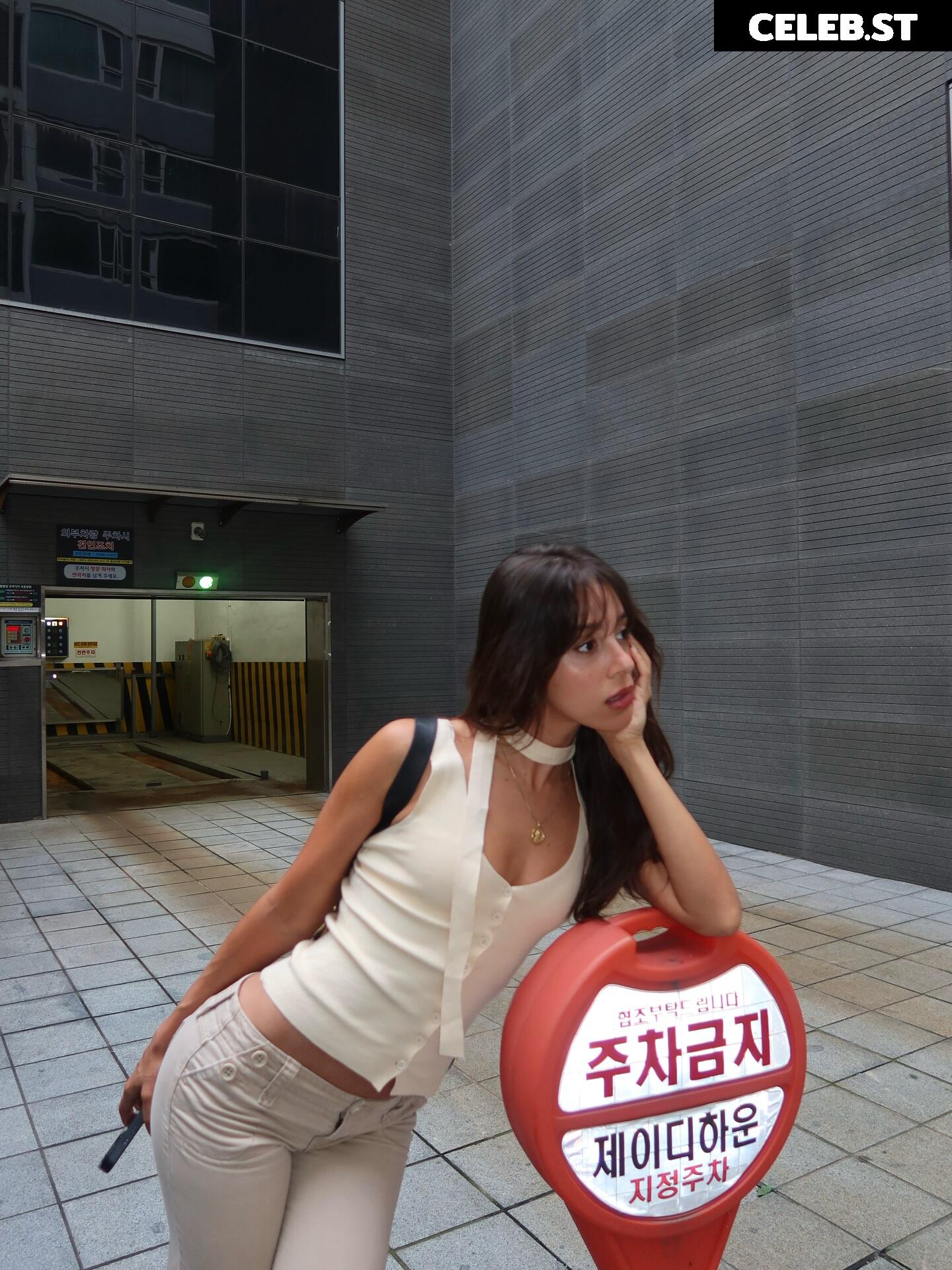 Izzybizzyspider | FBE React Girl Image 10608815