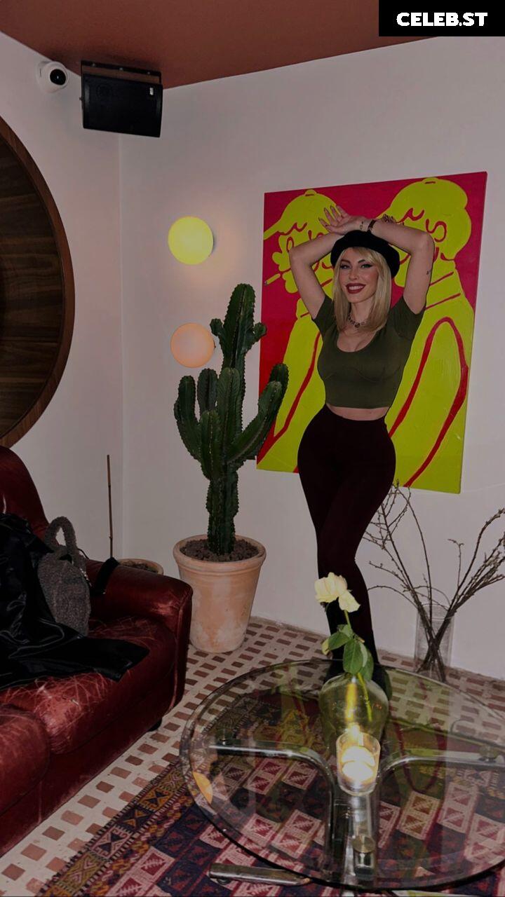 Hande Sarıoğlu Image 10691473