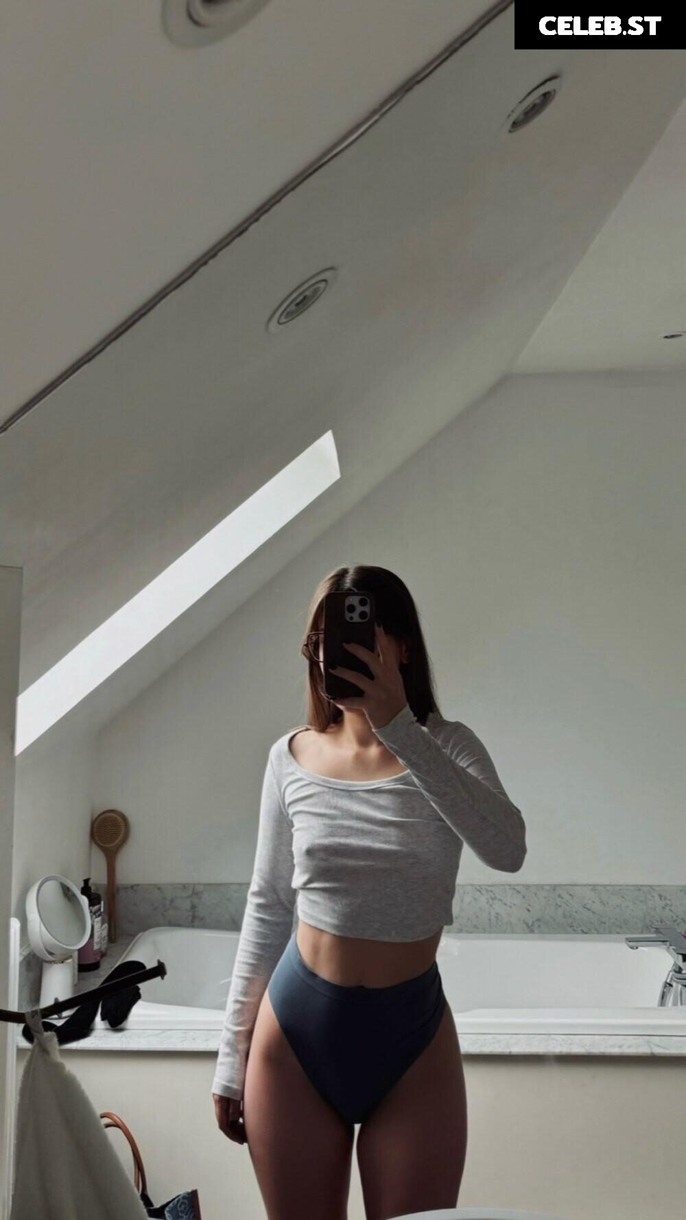 Apo / apollinegrmz / apolline_guer Image 10685401