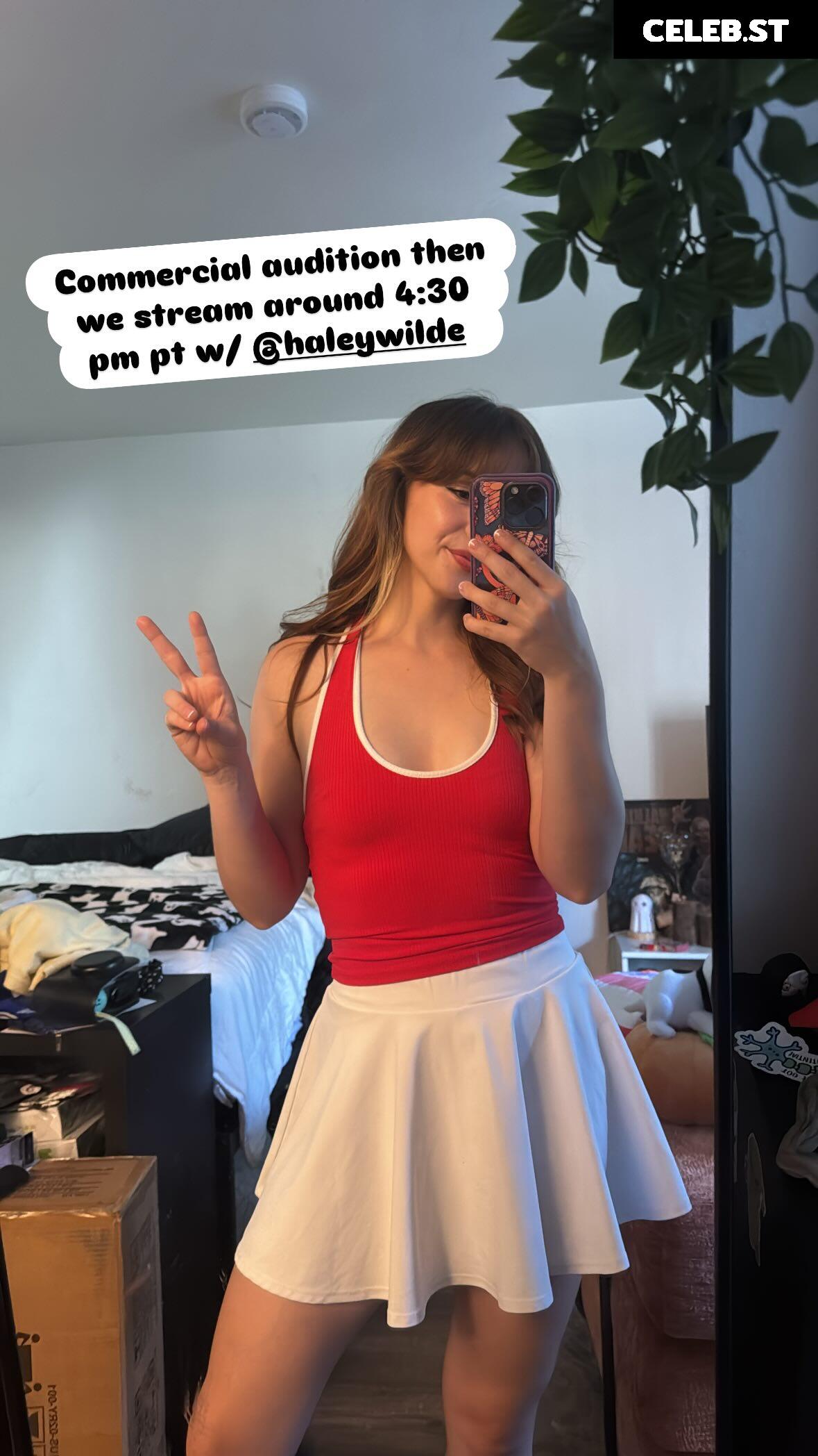 Chelsea Cook / WhoisChelsea Image 10685269