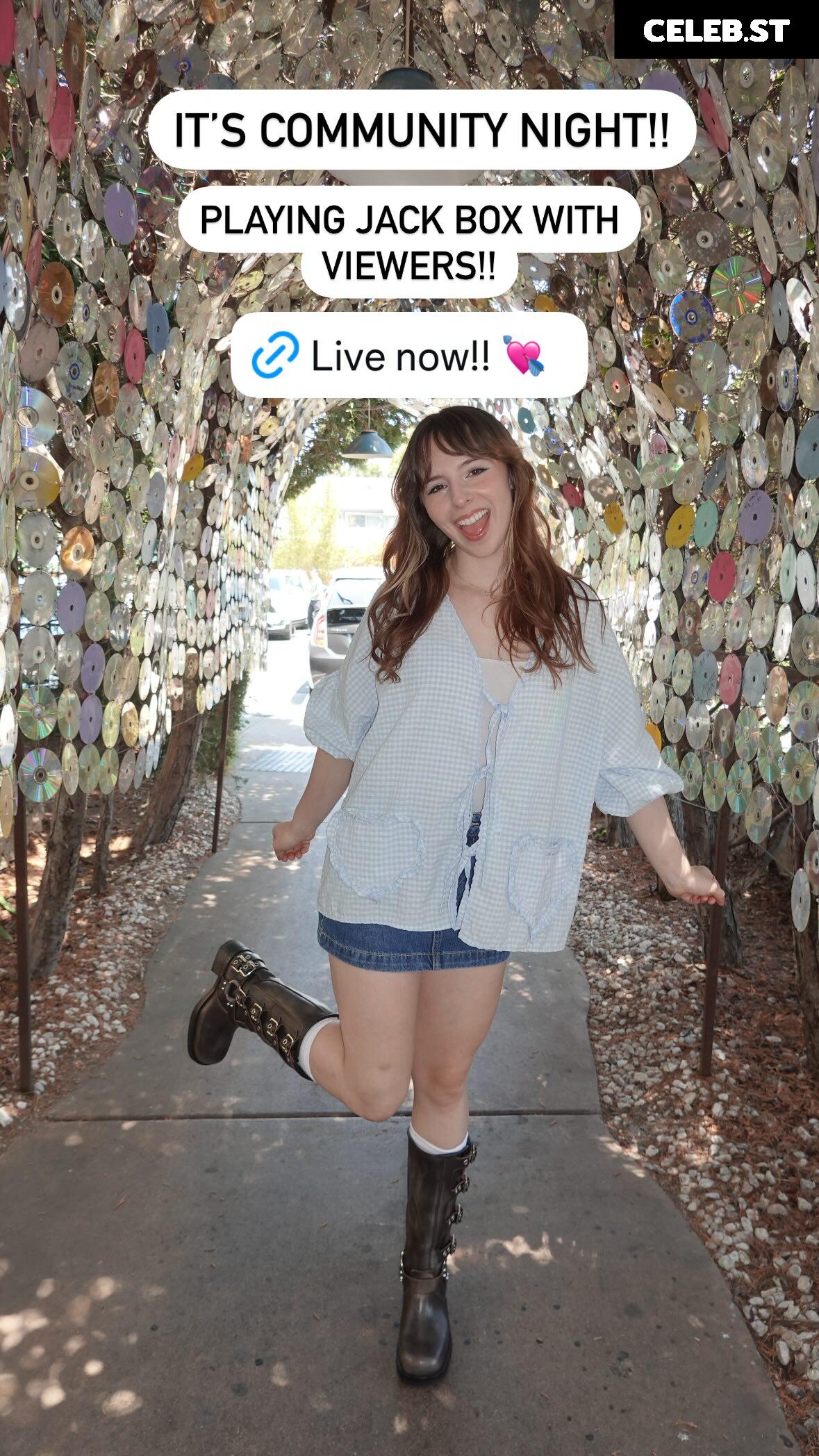 Chelsea Cook / WhoisChelsea Image 10685252