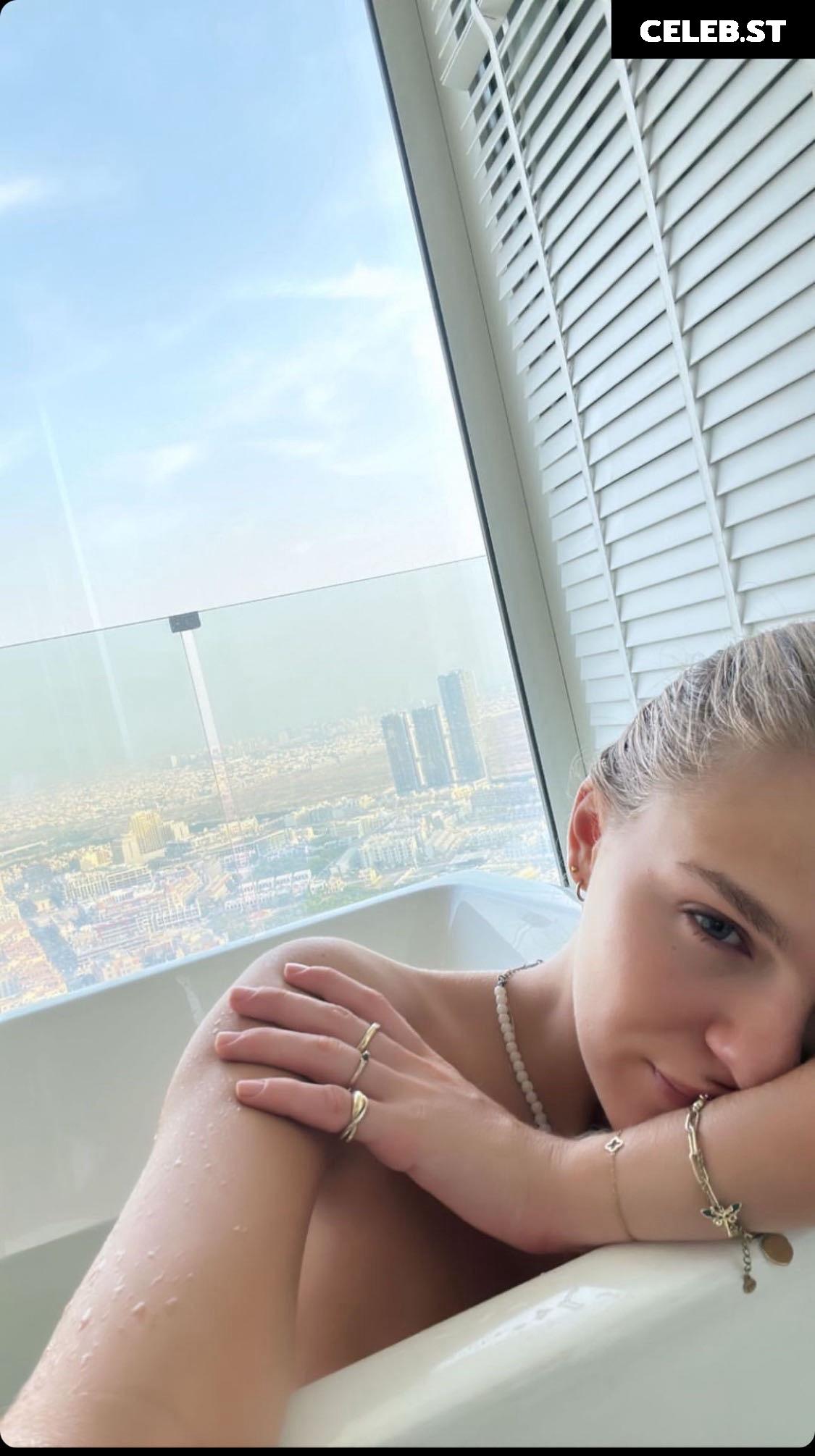 Lies Zhara (Dutch Influencer) Image 10683669