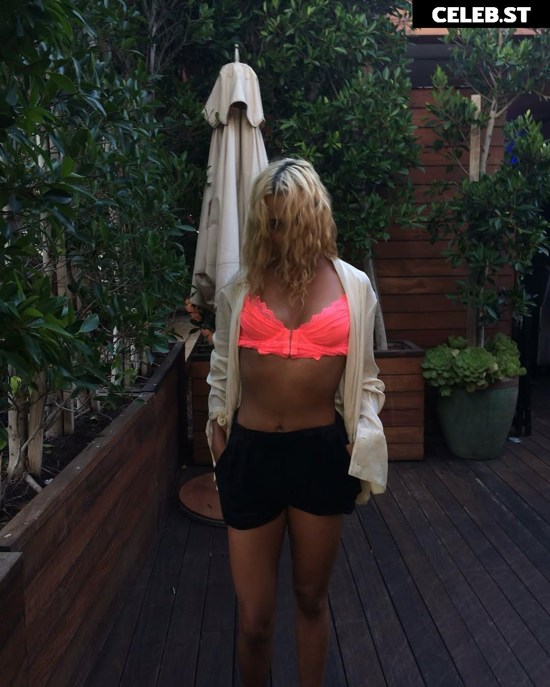 Tommy Genesis Image 10683175