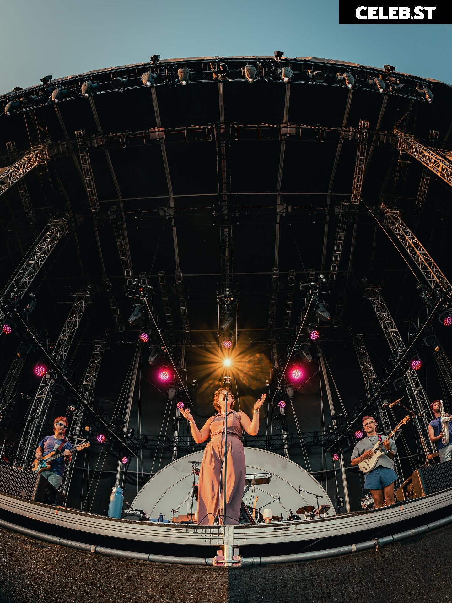 Sammy Rae (Sammy Rae &amp; The Friends) Image 10682595