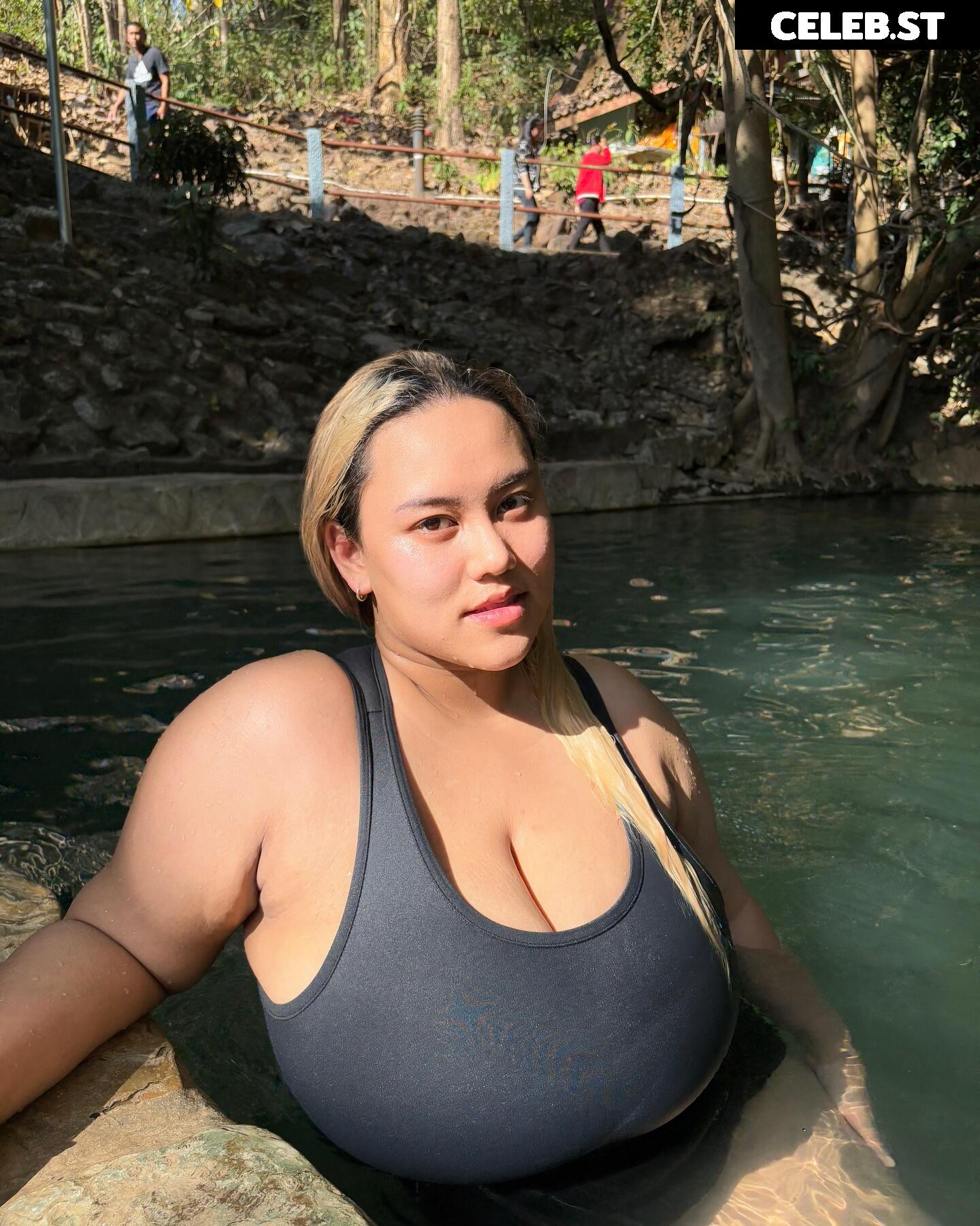 fhong_fionax / Chayada Dulyasatien (Busty Thai Model) Image 10310183