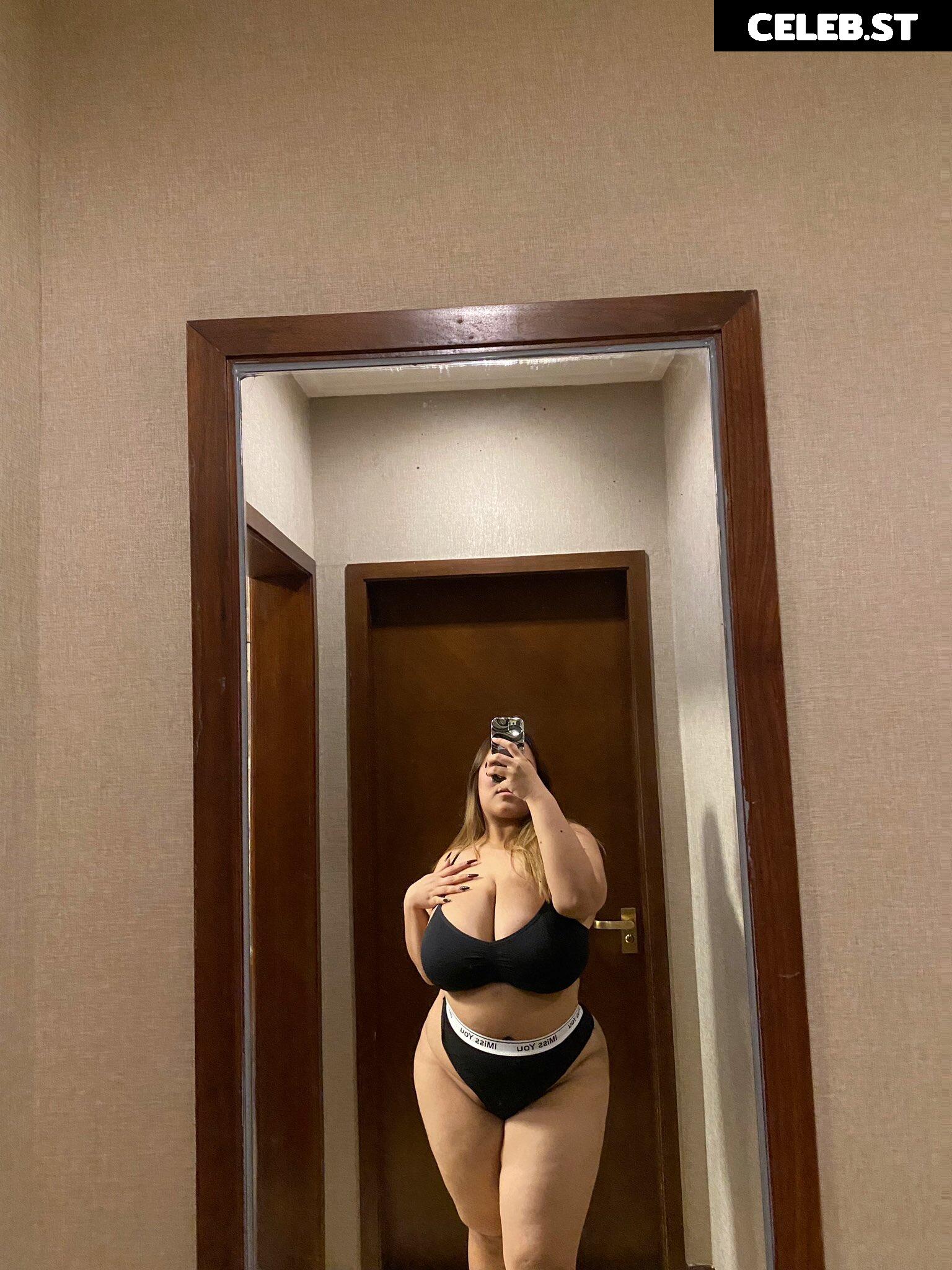 fhong_fionax / Chayada Dulyasatien (Busty Thai Model) Image 10310152