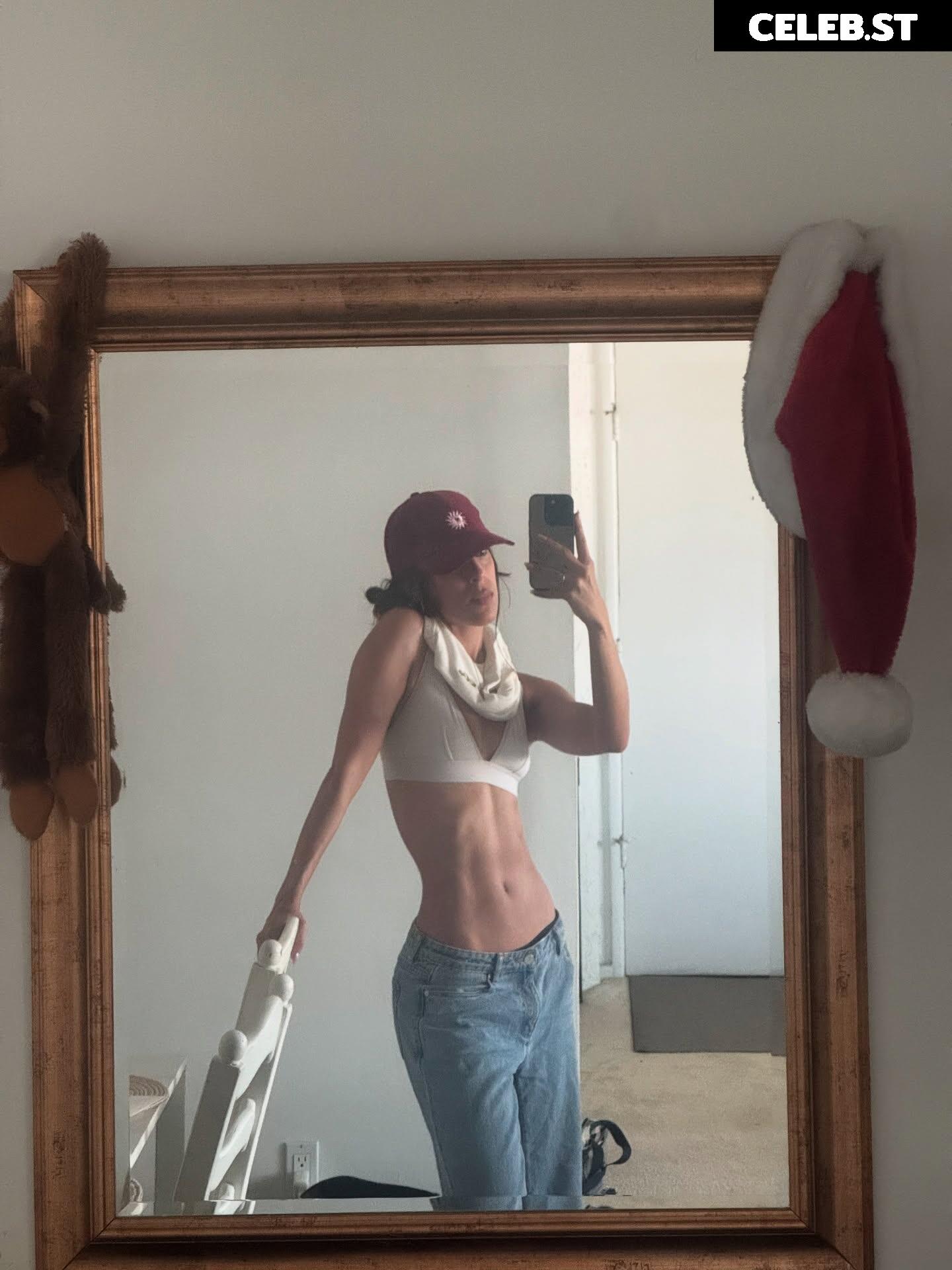 Izzybizzyspider | FBE React Girl Image 10017438