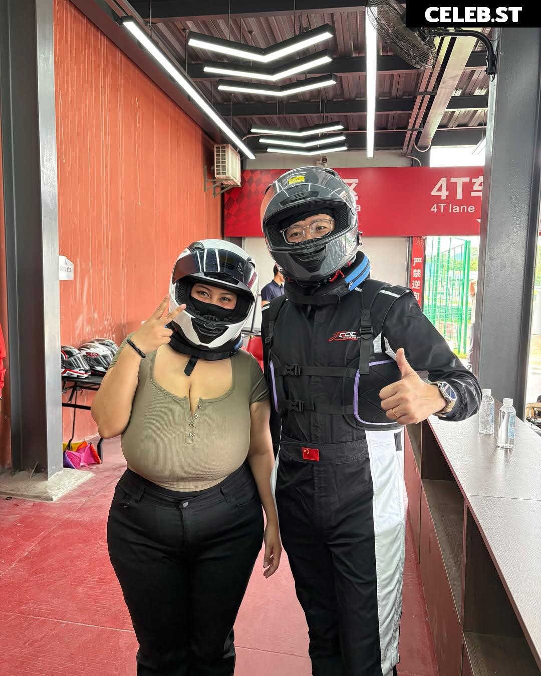 fhong_fionax / Chayada Dulyasatien (Busty Thai Model) Image 10016967