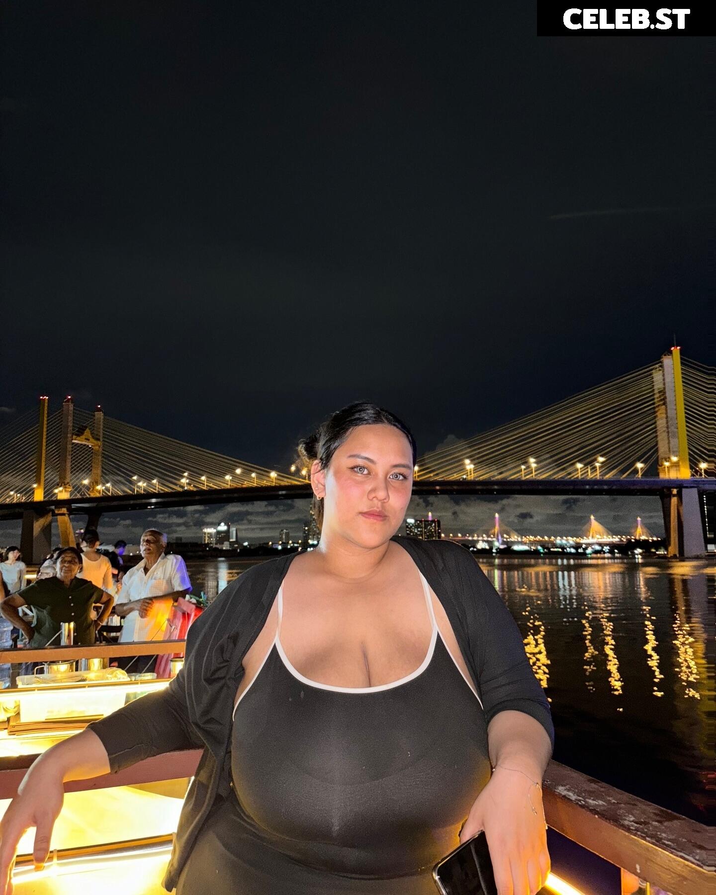 fhong_fionax / Chayada Dulyasatien (Busty Thai Model) Image 10016965