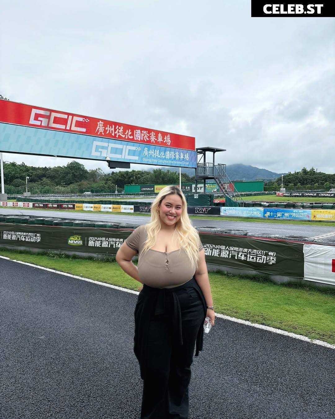 fhong_fionax / Chayada Dulyasatien (Busty Thai Model) Image 10016968