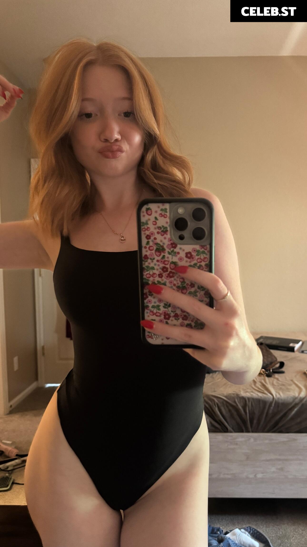 Makenna Kelly / Lifewithmak Image 10012771