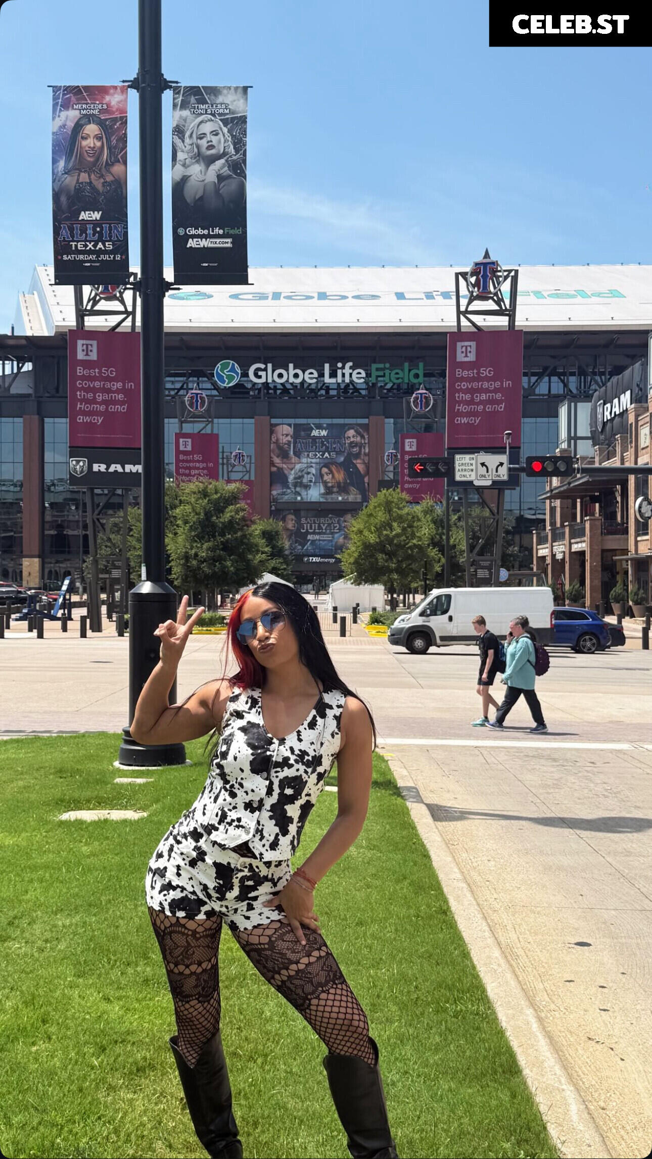WWE Sasha Banks | Mercedes Moné Image 10026295