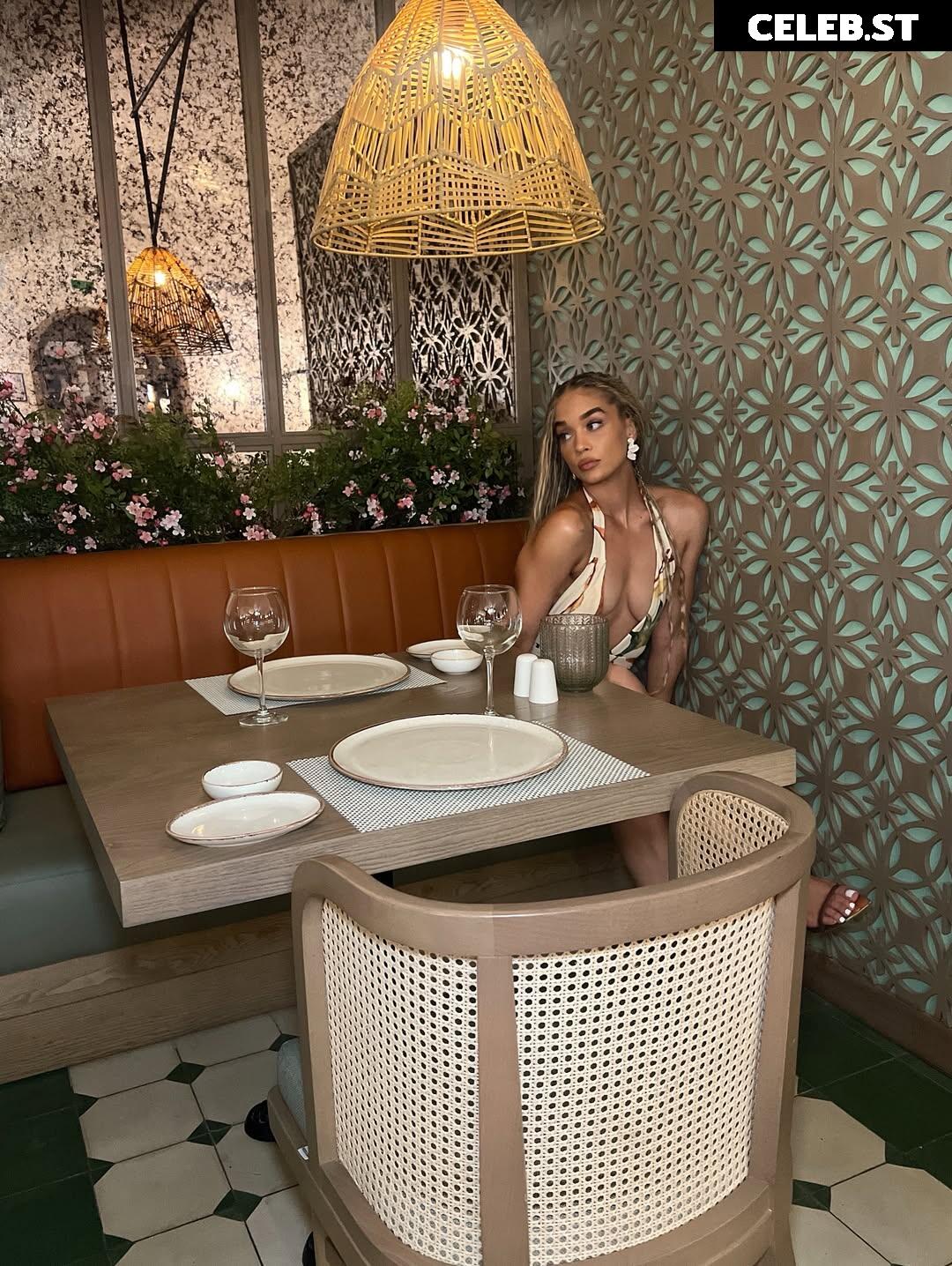 Jasmine Sanders/Golden Barbie Image 10091060