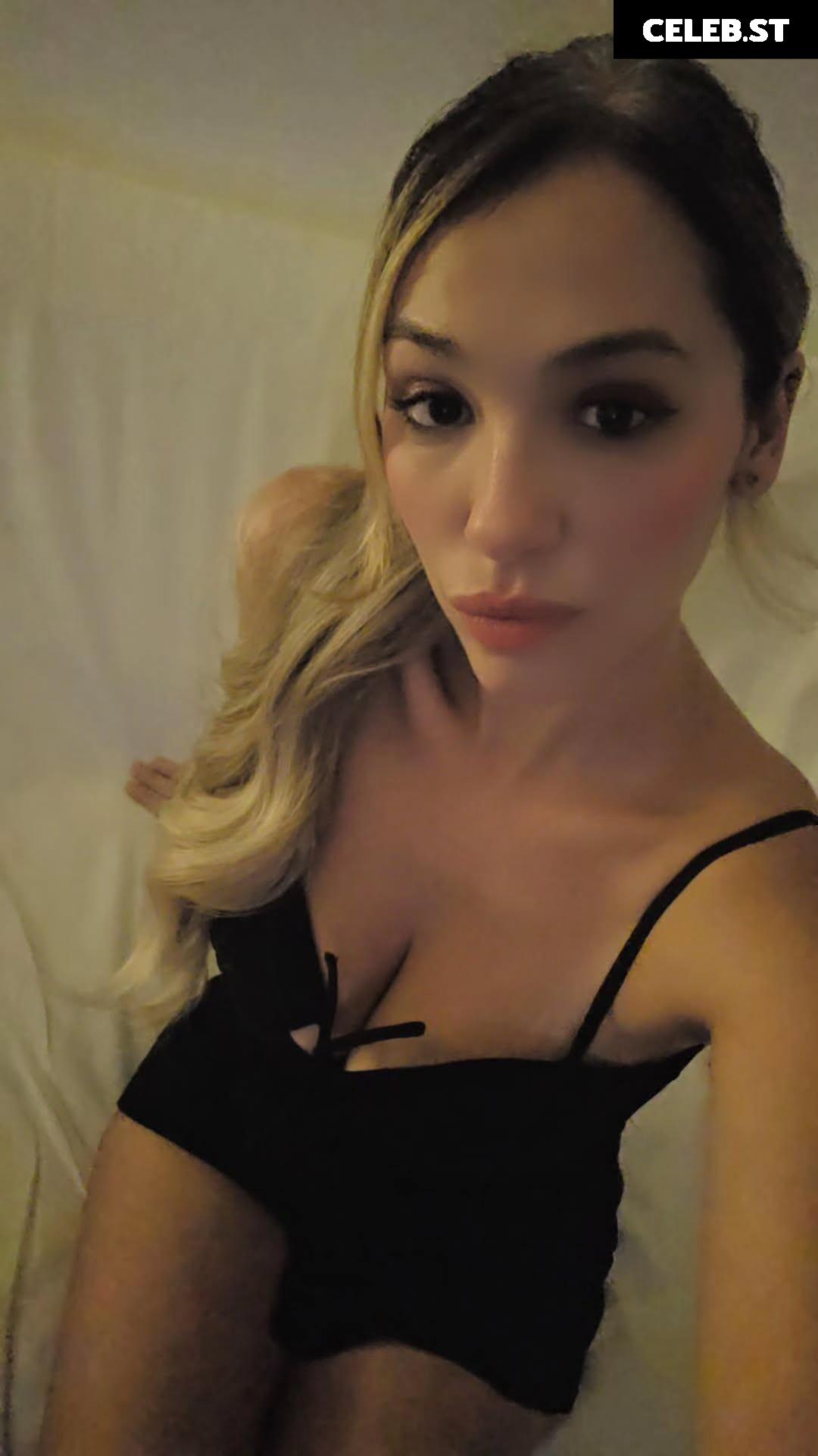 Livia De Luca / LaLoviaa / quelaag92 [Busty Italian] Image 10080105