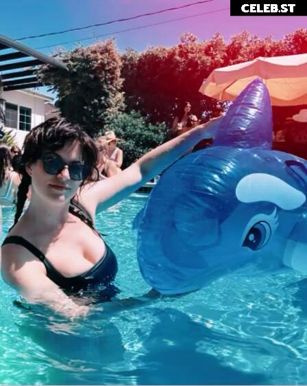 Allie Goertz Image 10089993