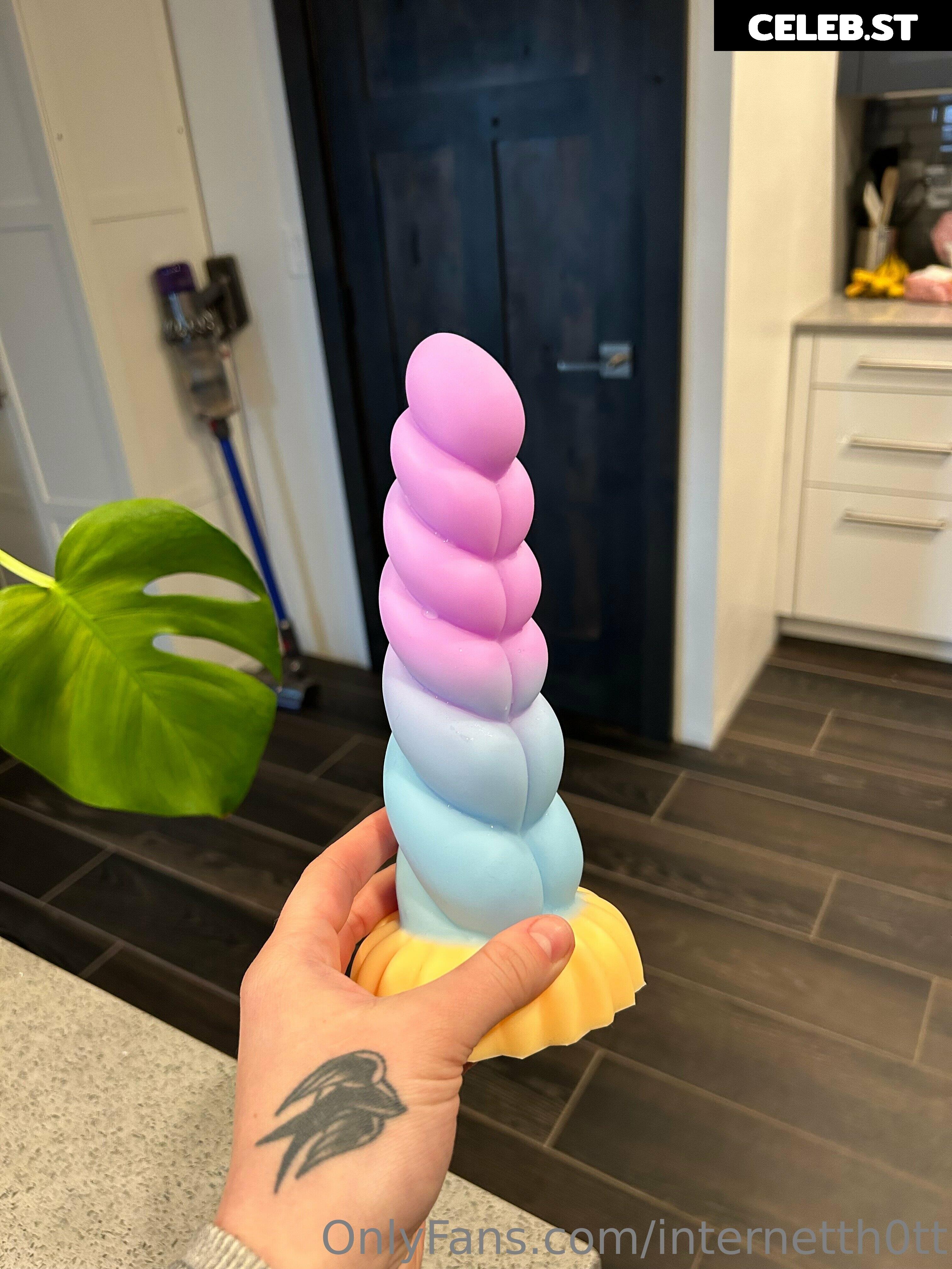 Cara Campbell / internetth0tt Image 317715